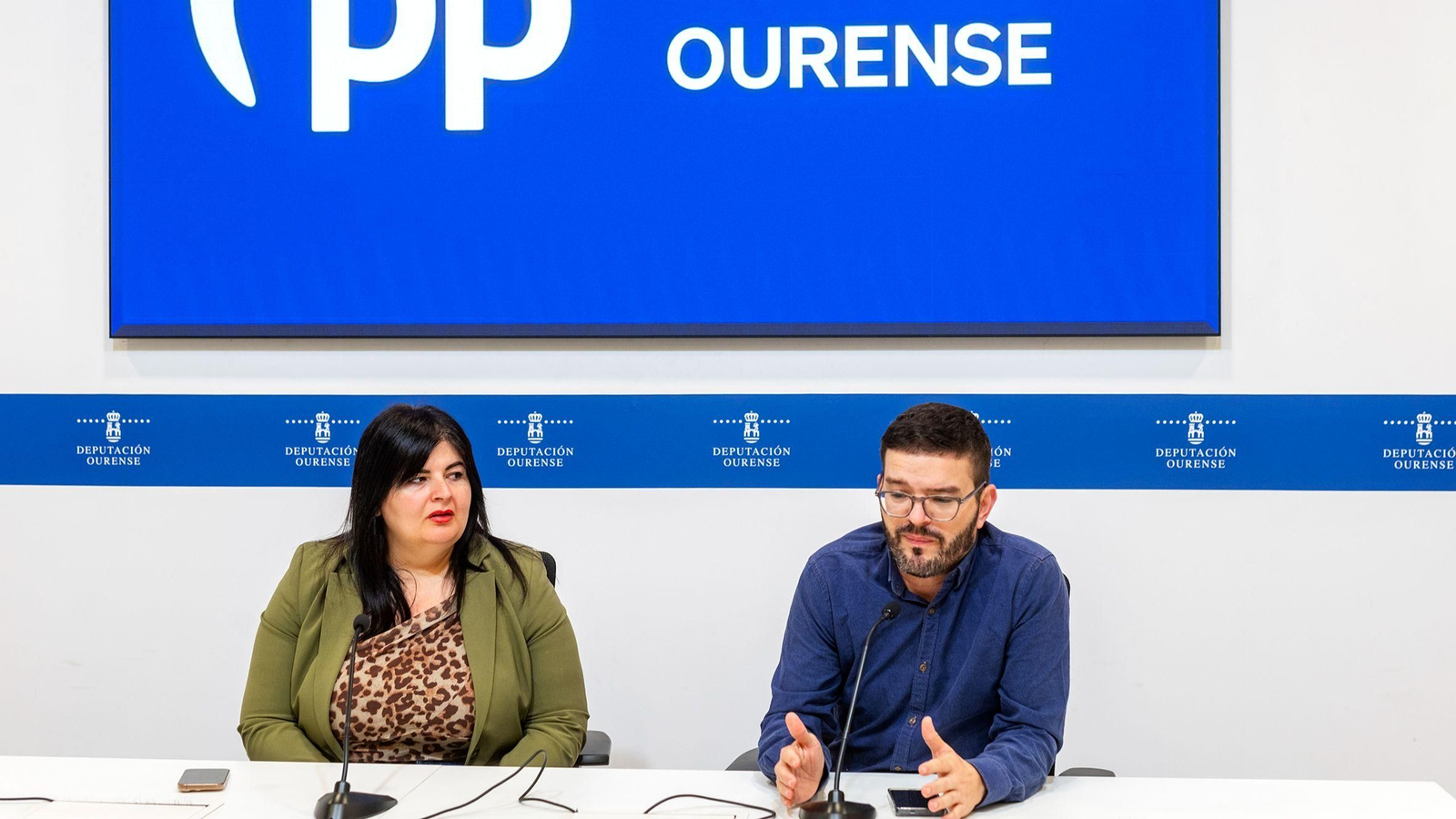 Patricia Torres, portavoz popular, acompañada por Lorenzo González, presidente de la asociación ourensana-venezolana Alma Llanera