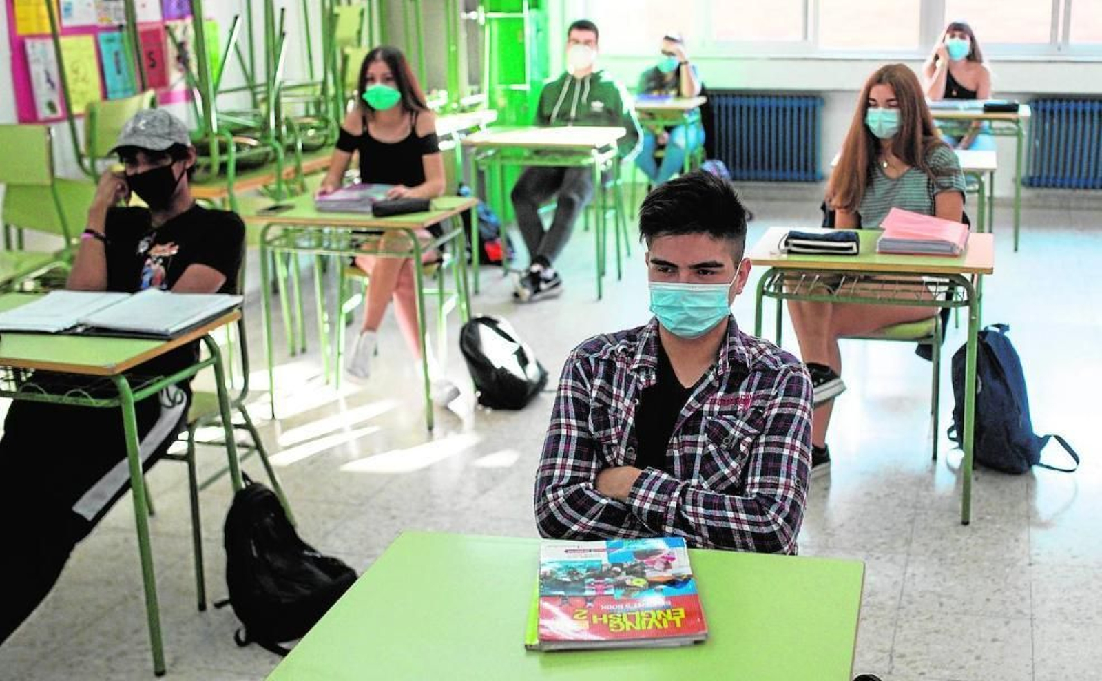 Alumnos de segundo de Bachillerato en una clase del IES As Lagoas, en Ourense.