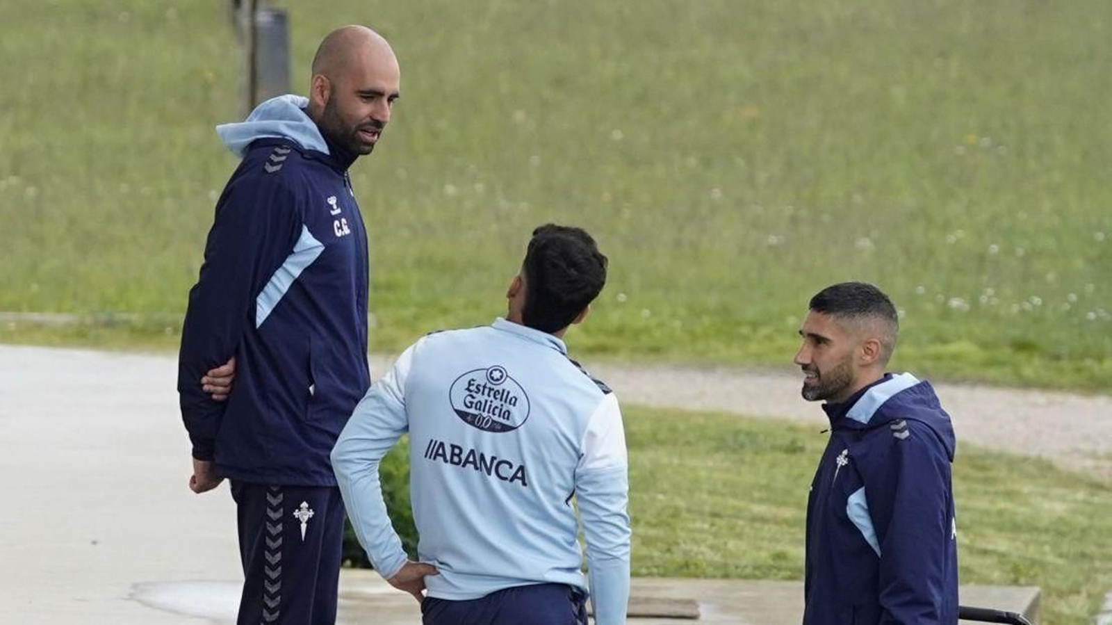 Giráldez habla con Damián y Rober Fernández ayer.