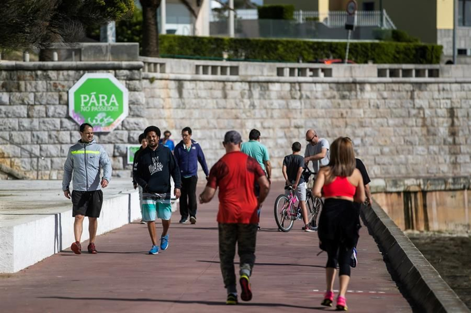 Varias personas hacen deporte en Portugal (EFE).