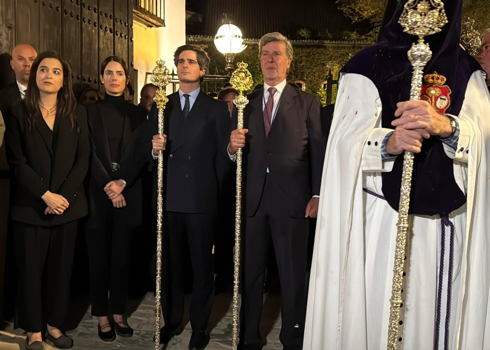 El Duque de Huéscar, Fernando Fitz-James Stuart, su mujer Sofía Palazuelo, Cayetano Martínez de Irujo y Bárbara Mirjan esperan la llegada de la Hermandad de Los Gitanos en Sevilla.