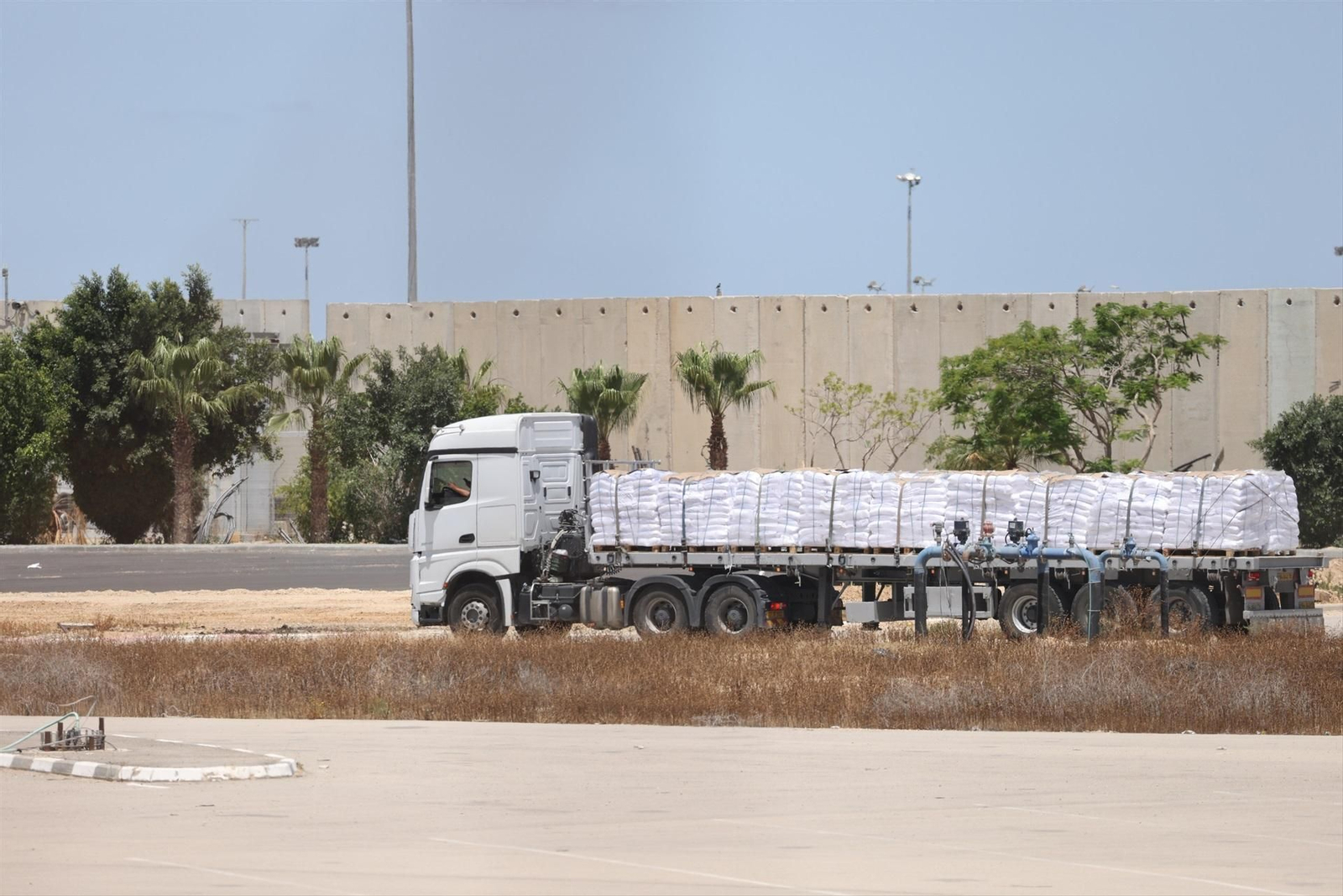 Un camión que transporta ayuda en el lado israelí del cruce de Kerem Shalom, el 20 de mayo de 2025.
