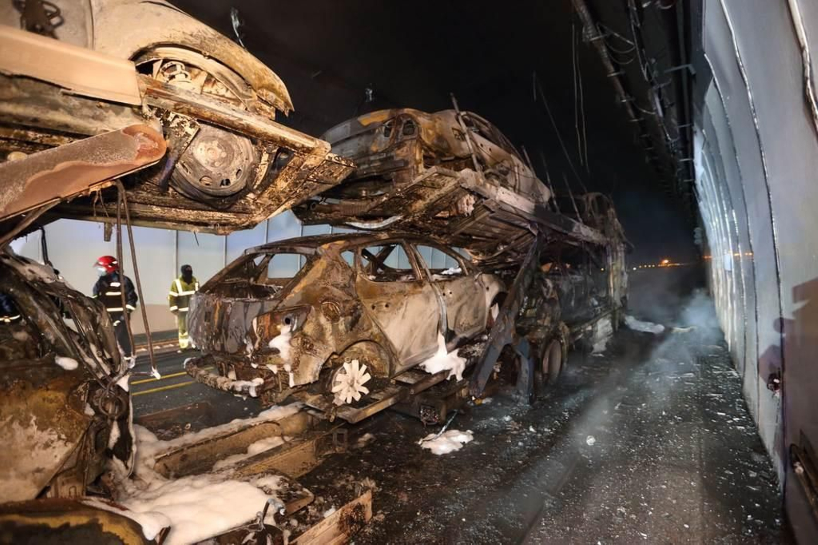 Así ha quedado el camión portacoches incendiado en A Cañiza 6