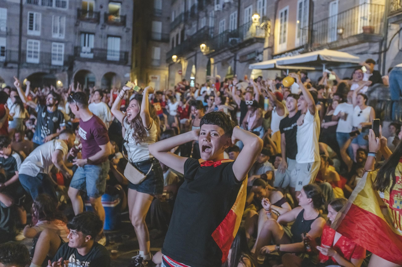 Galería | Camisetas, banderas y las calles de Ourense llenas de emoción por ver a España jugar los cuartos de final, en fotos