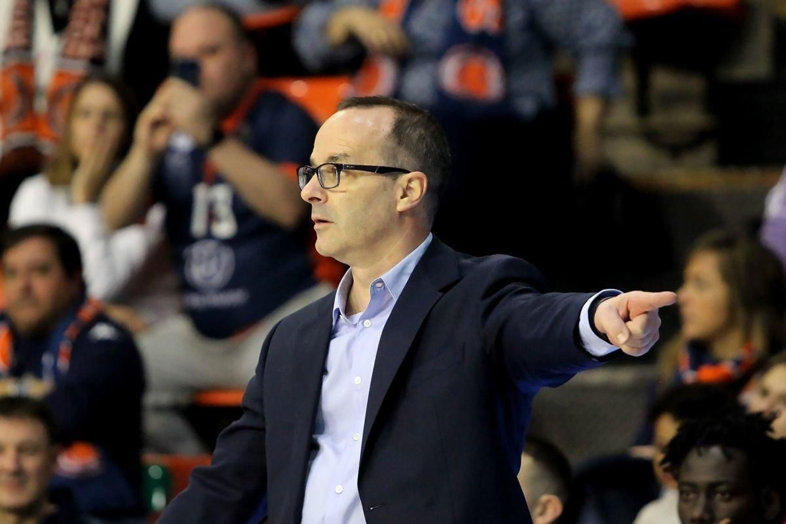El técnico ourensano Diego Ocampo da instrucciones en un encuentro con el Tizona Burgos.