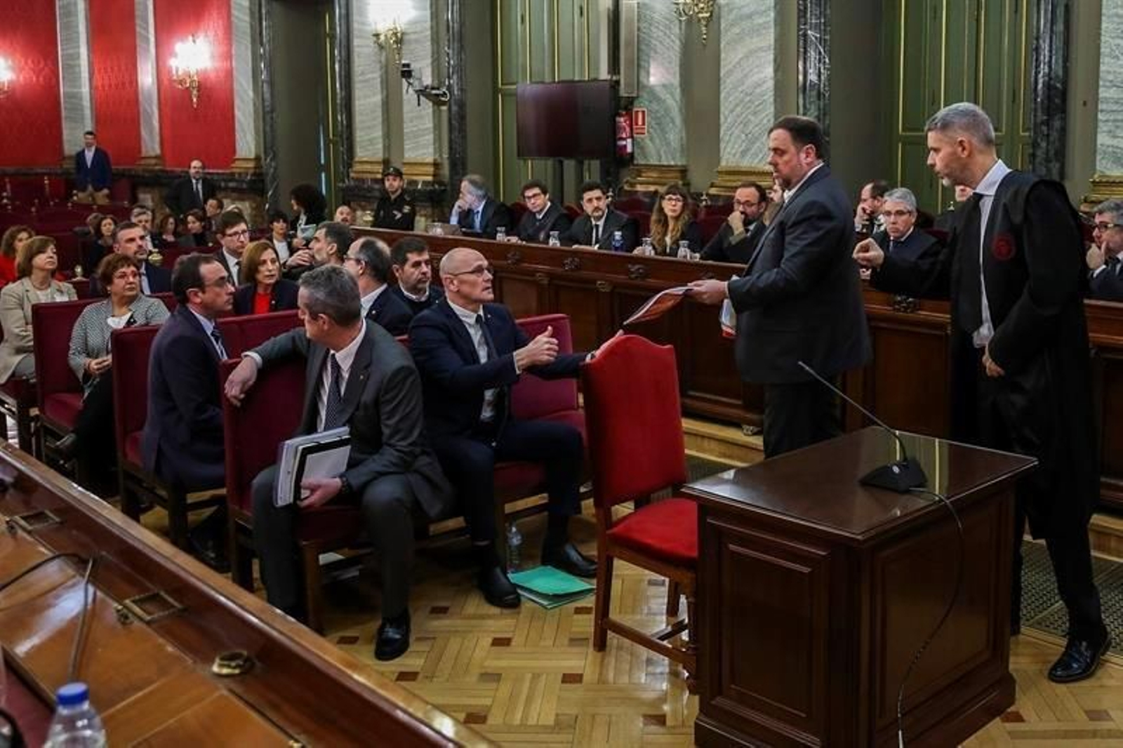 Llegada  a la sala de los acusados por el procés.