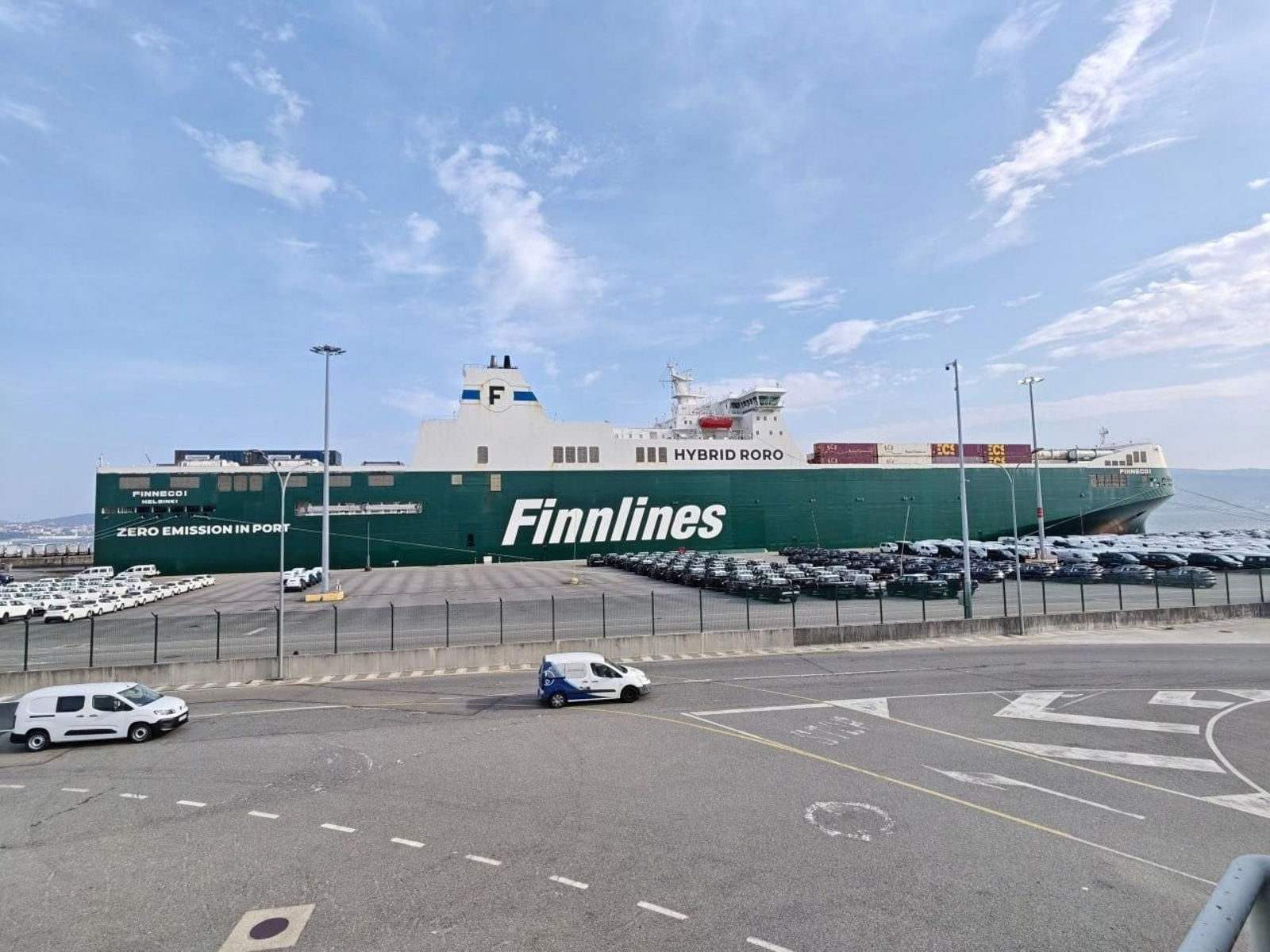 El "Finneco", atracado ayer en el muelle de Bouzas