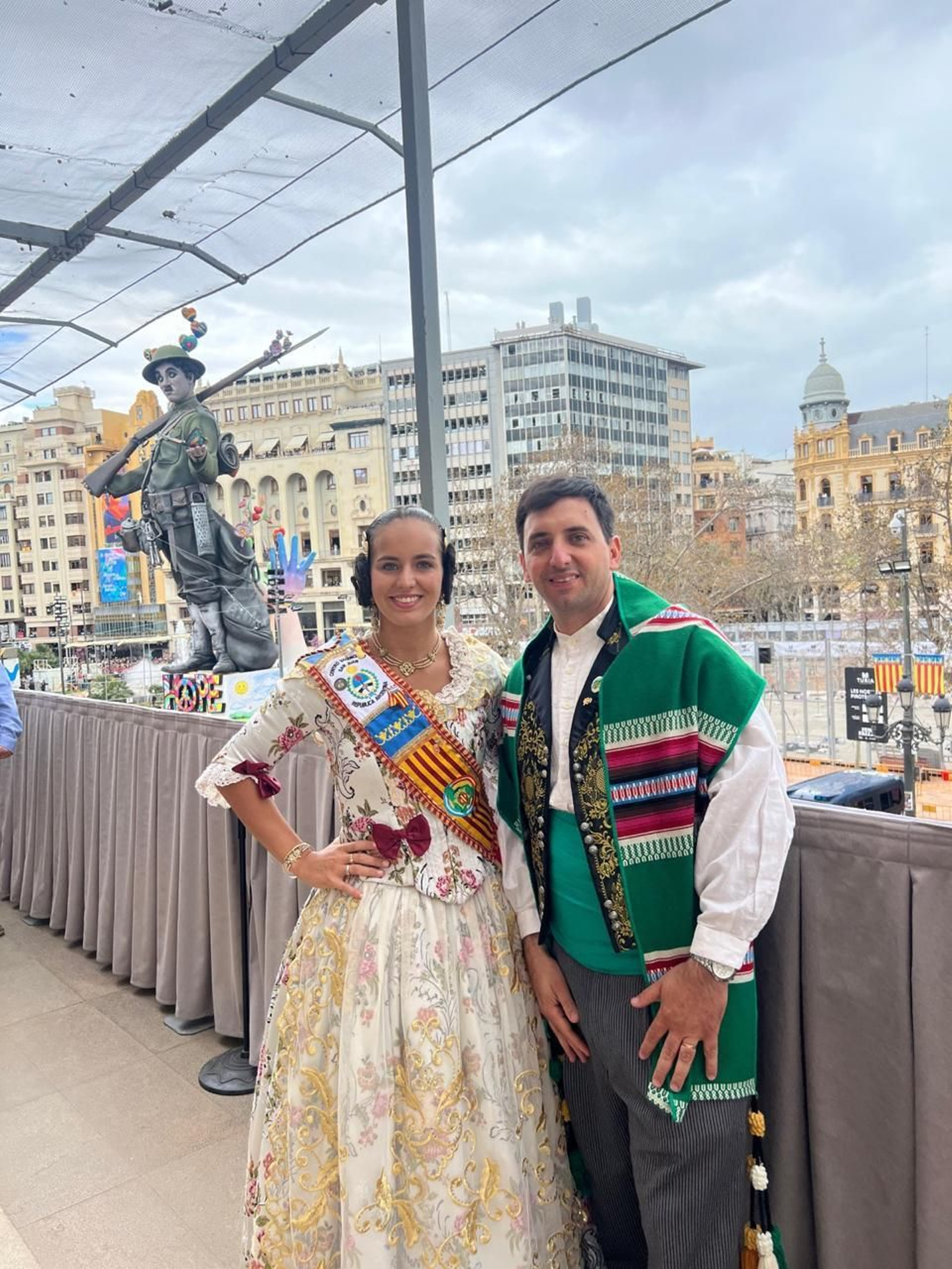 Posando con el presidente del Centro San Juan