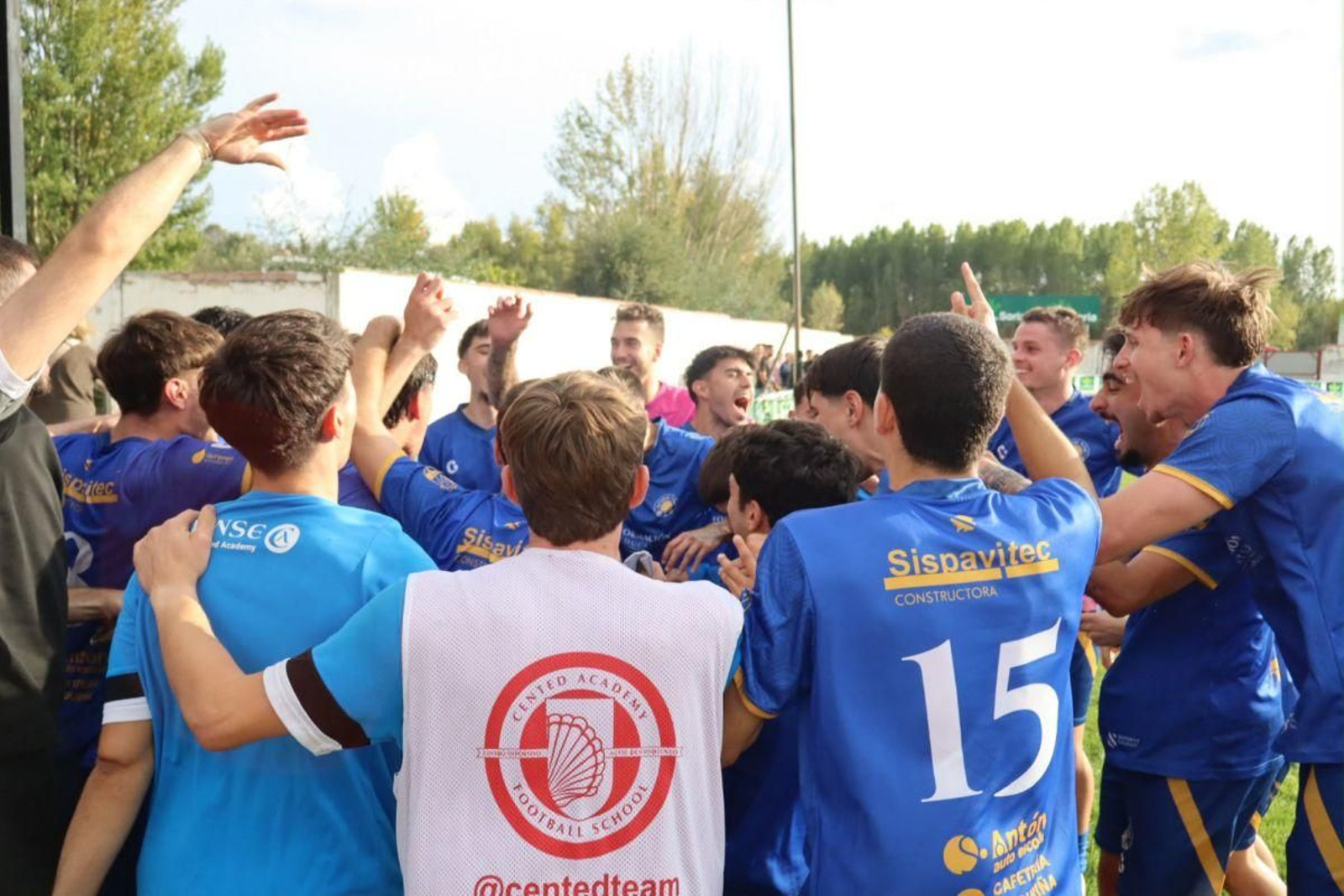 Los jugadores del Auriense celebran la clasificación a la primera eliminatoria de Copa.