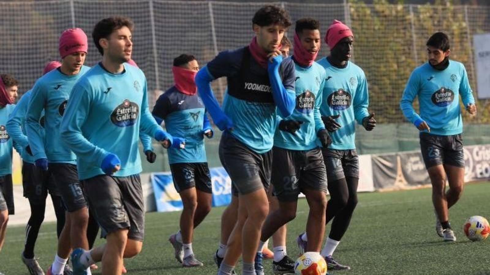 Los jugadores azulones, ejercitándose.