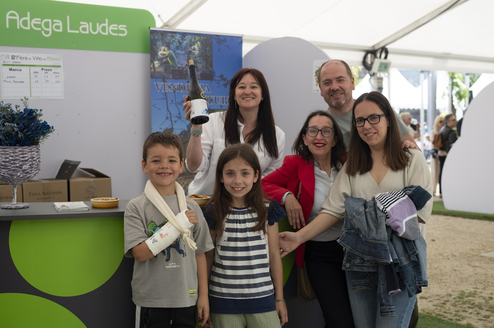 Ambiente festivo, brindis y degustaciones en el recinto de la Alameda de Ribadavia durante la celebración de la 63ª Feira do Viño do Ribeiro