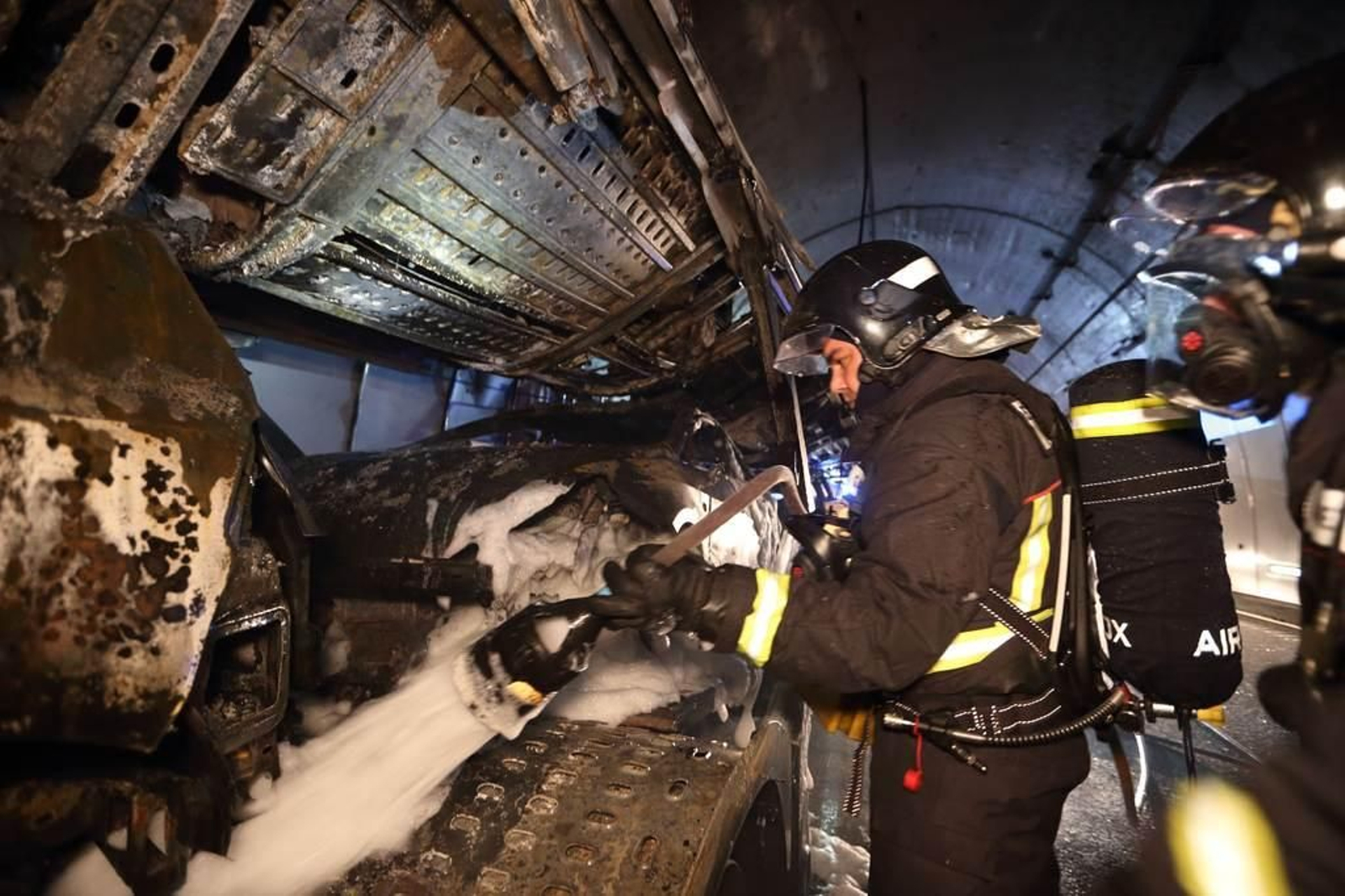 Así ha quedado el camión portacoches incendiado en A Cañiza 12
