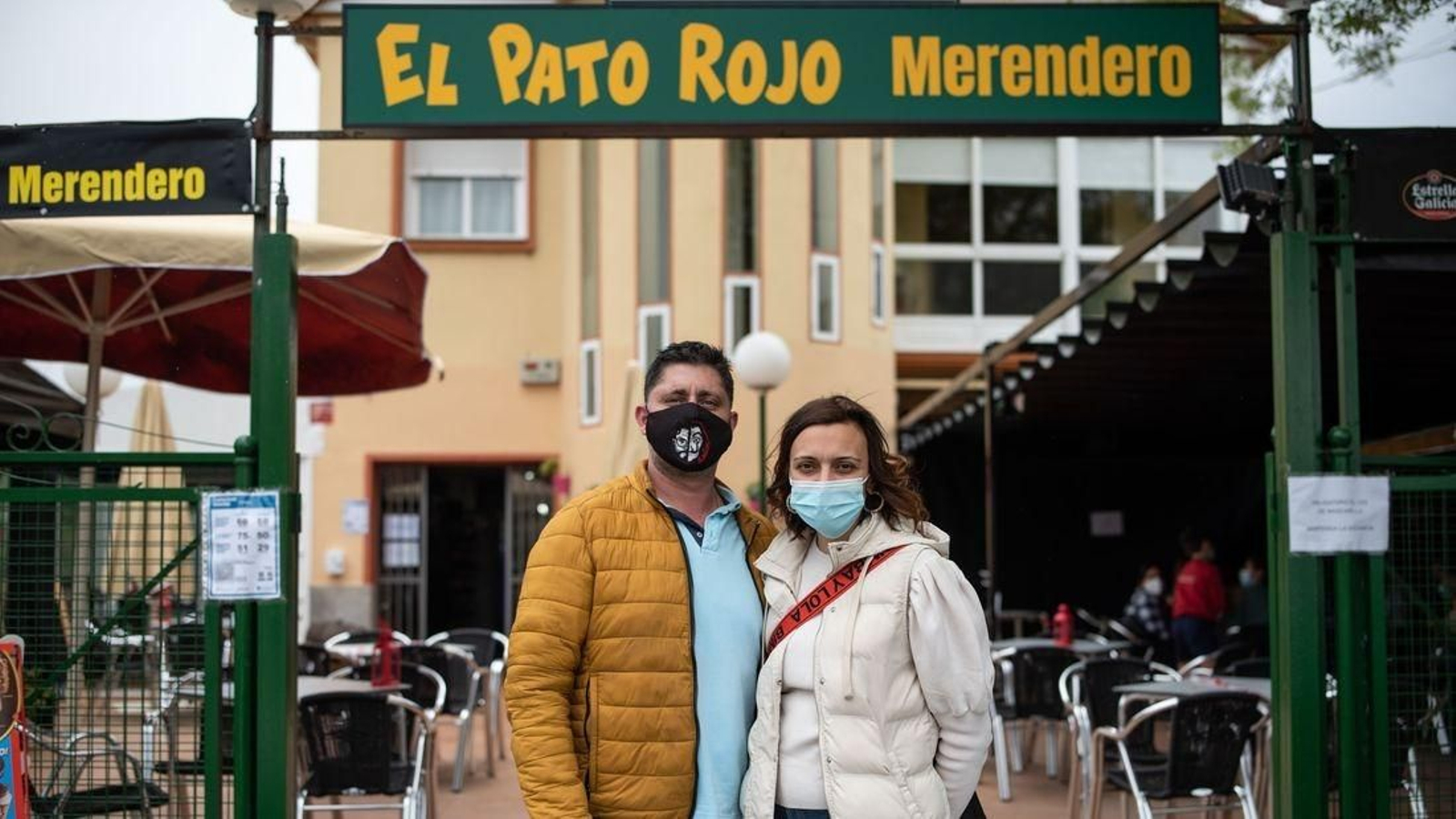 José Ricardo González y Silvia Iglesias posan frente al reabierto Merendero Pato Rojo. (Foto: Óscar Pinal)