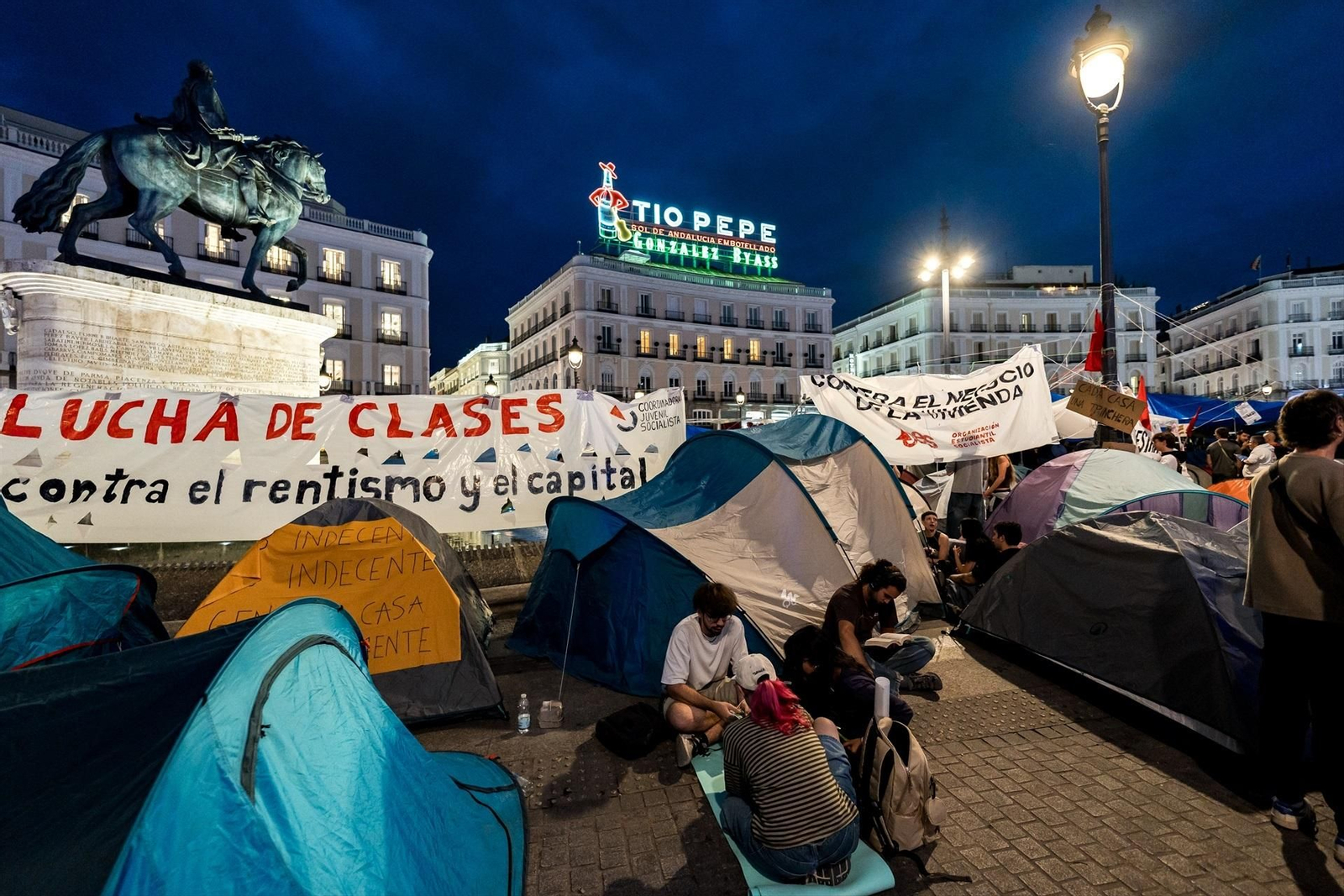 Decenas de personas continúan acampadas, a 29 de septiembre de 2026.