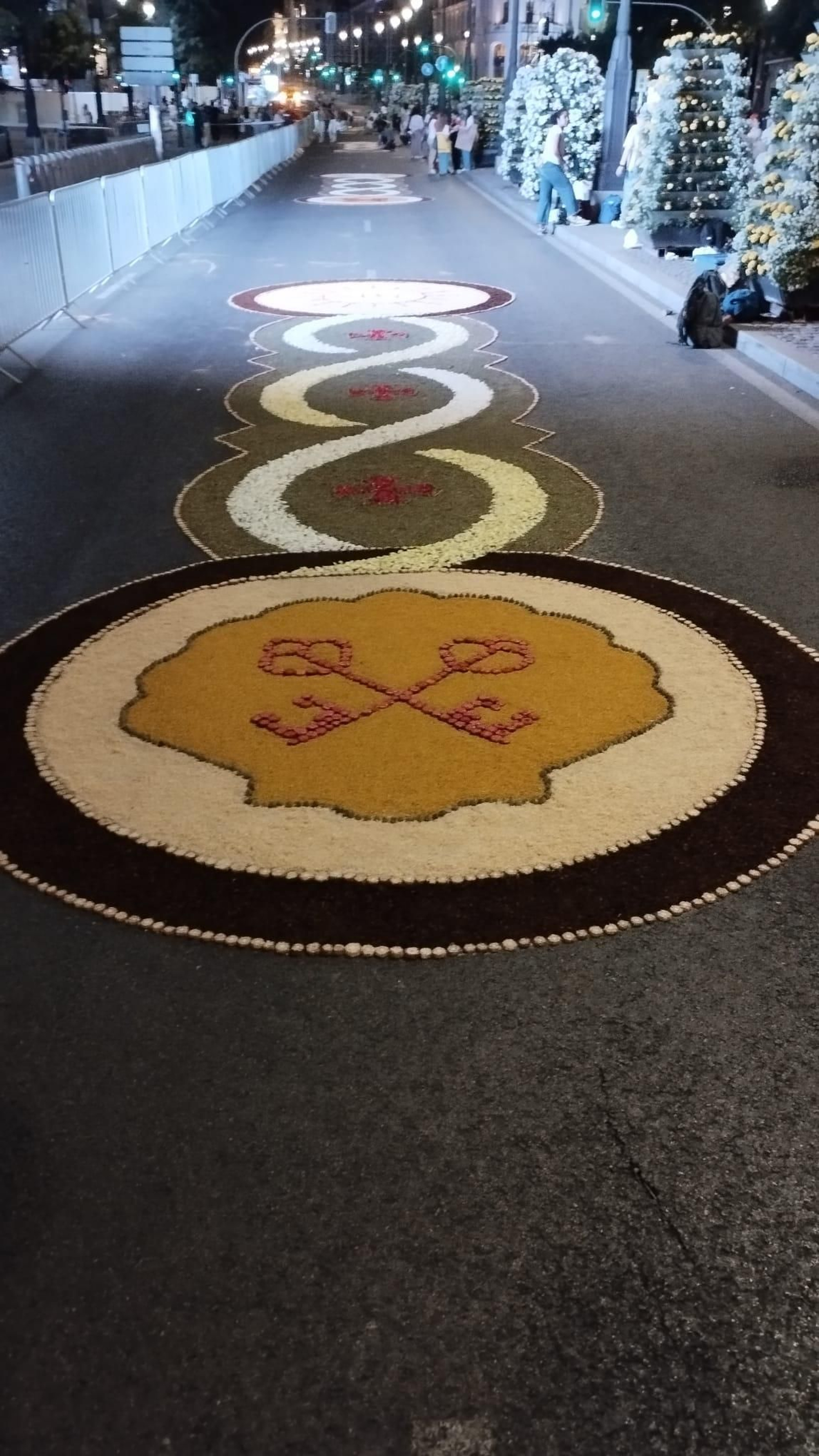 Una de las alfombras florales que visten la calle Alcalá