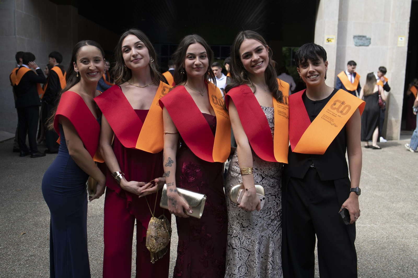 Galería | Los alumnos de ADE y Turismo se gradúan bajo un intenso calor