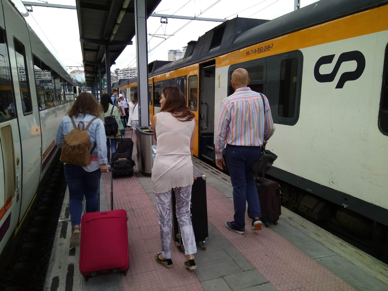 Pasajeros a la espera para subir al Tren Celta.