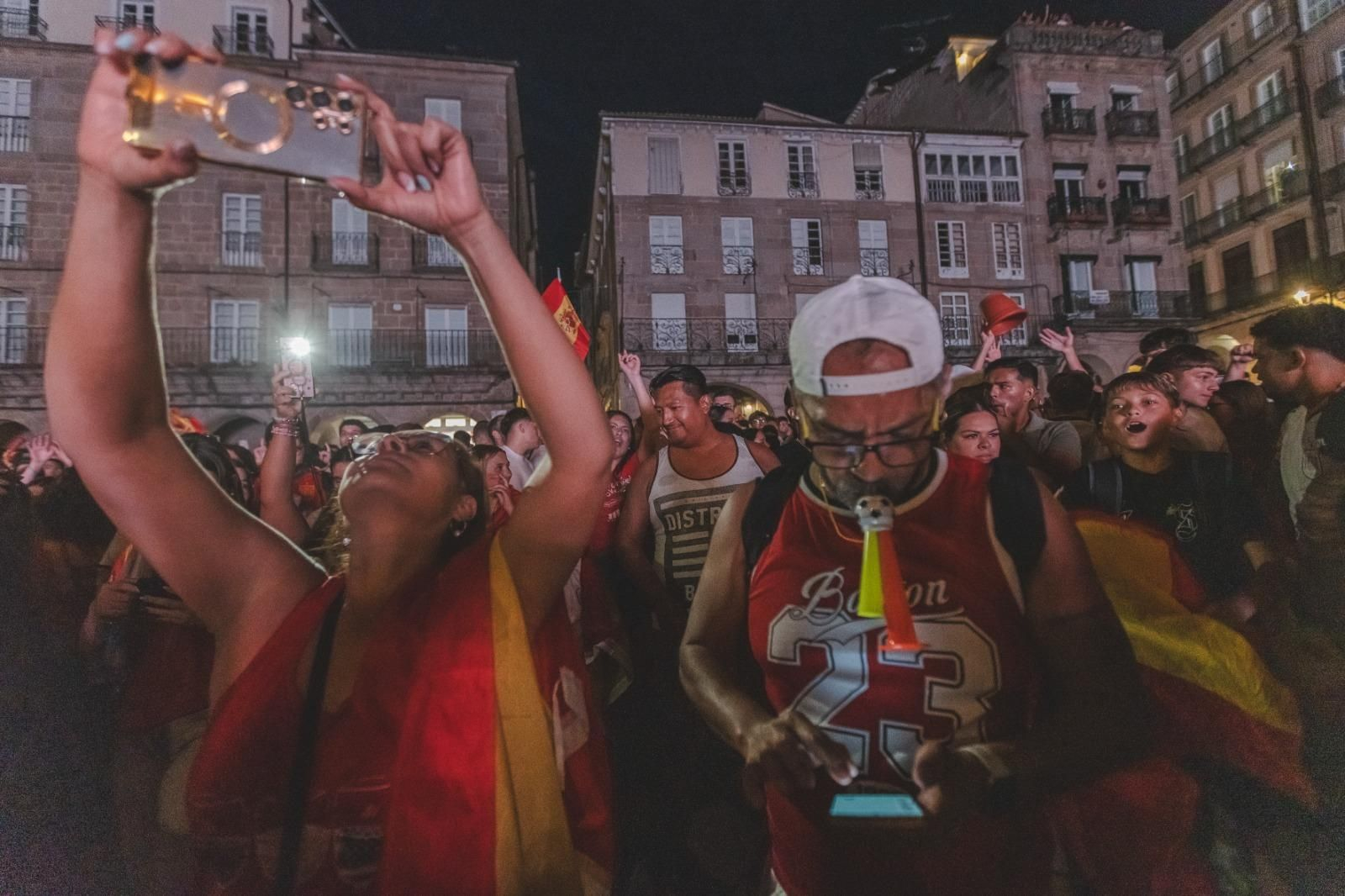 Galería | La ilusión por España en la semifinal tiñe de rojo la provincia de Ourense, en fotos