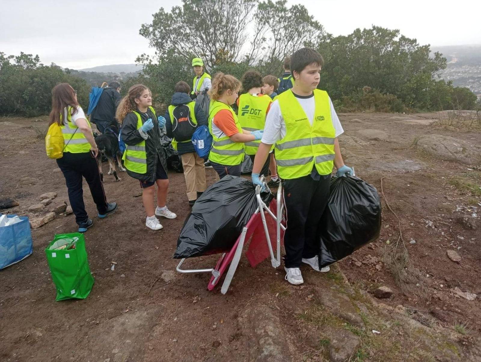 Los Ecovigilantes limpian los restos de la fiesta del magosto.