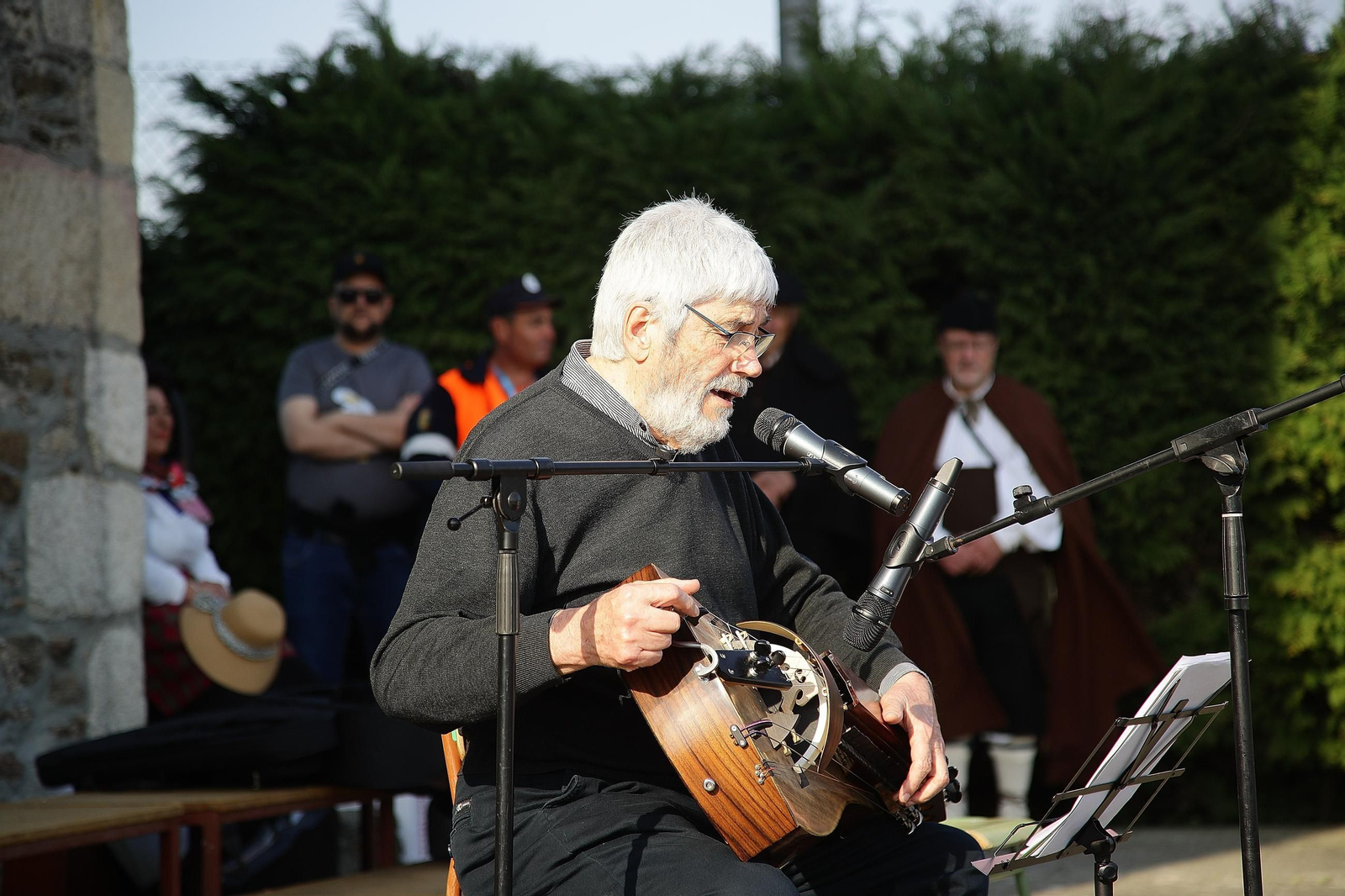 Los romanceros comenzaron a sonar en la tarde vianesa.