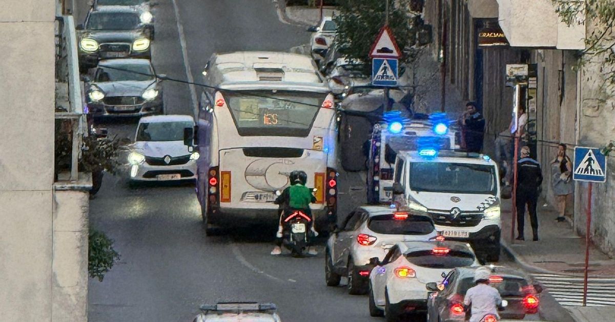 Atropella a un peatón al chocarle un coche por detrás en la calle ...