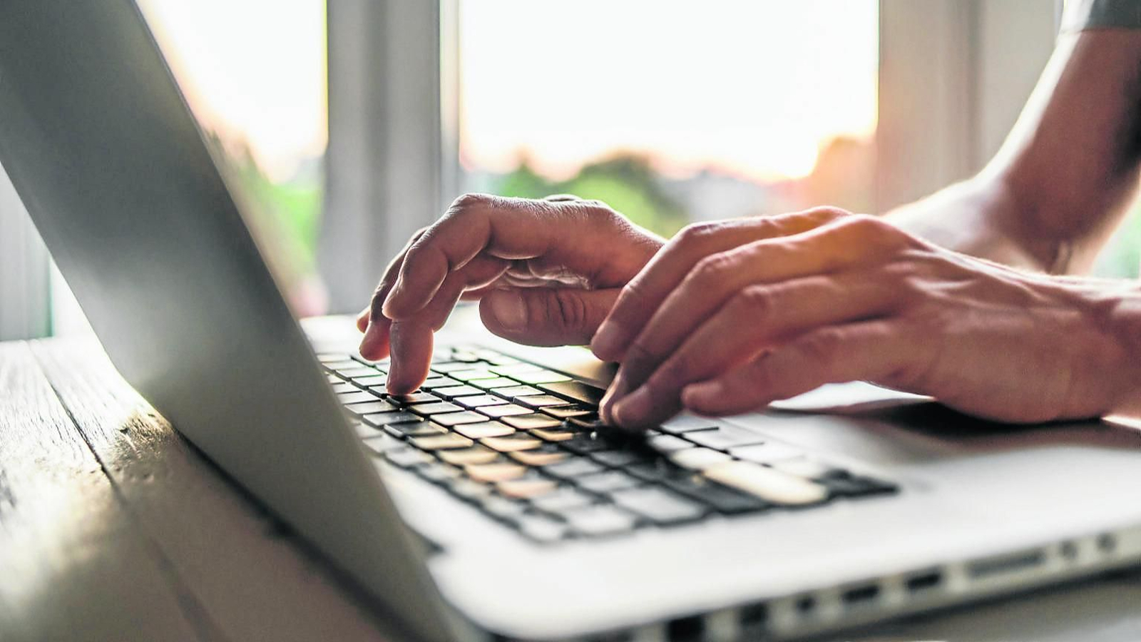 Una persona con un ordenador.