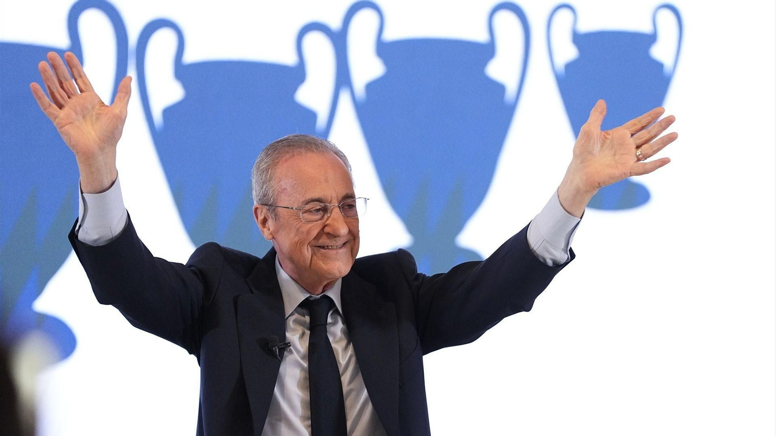 Florentino Pérez celebra su victoria en las elecciones a la presidencia del Real Madrid.