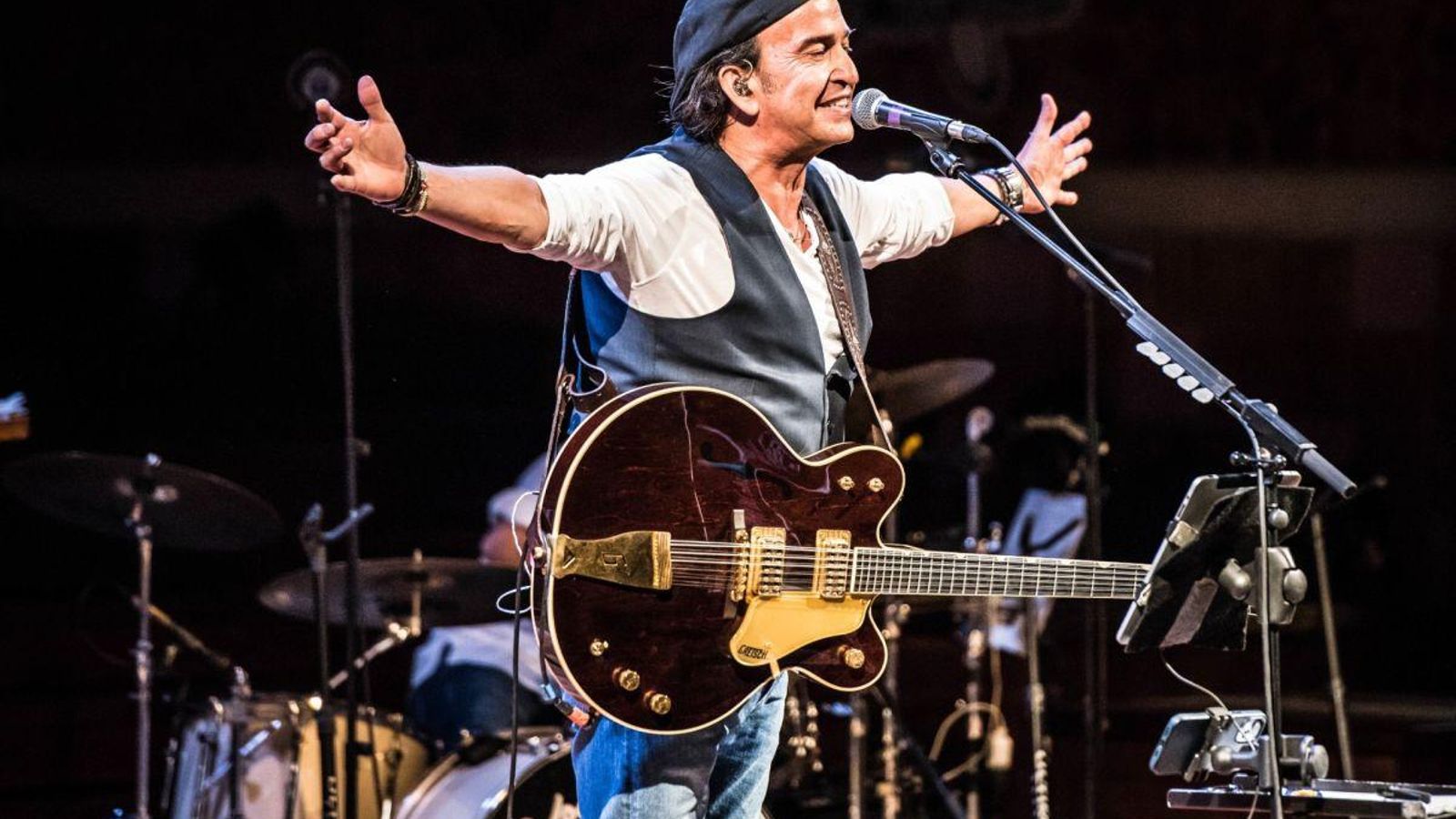 Álvaro Urquijo en una actuación de Los Secretos.