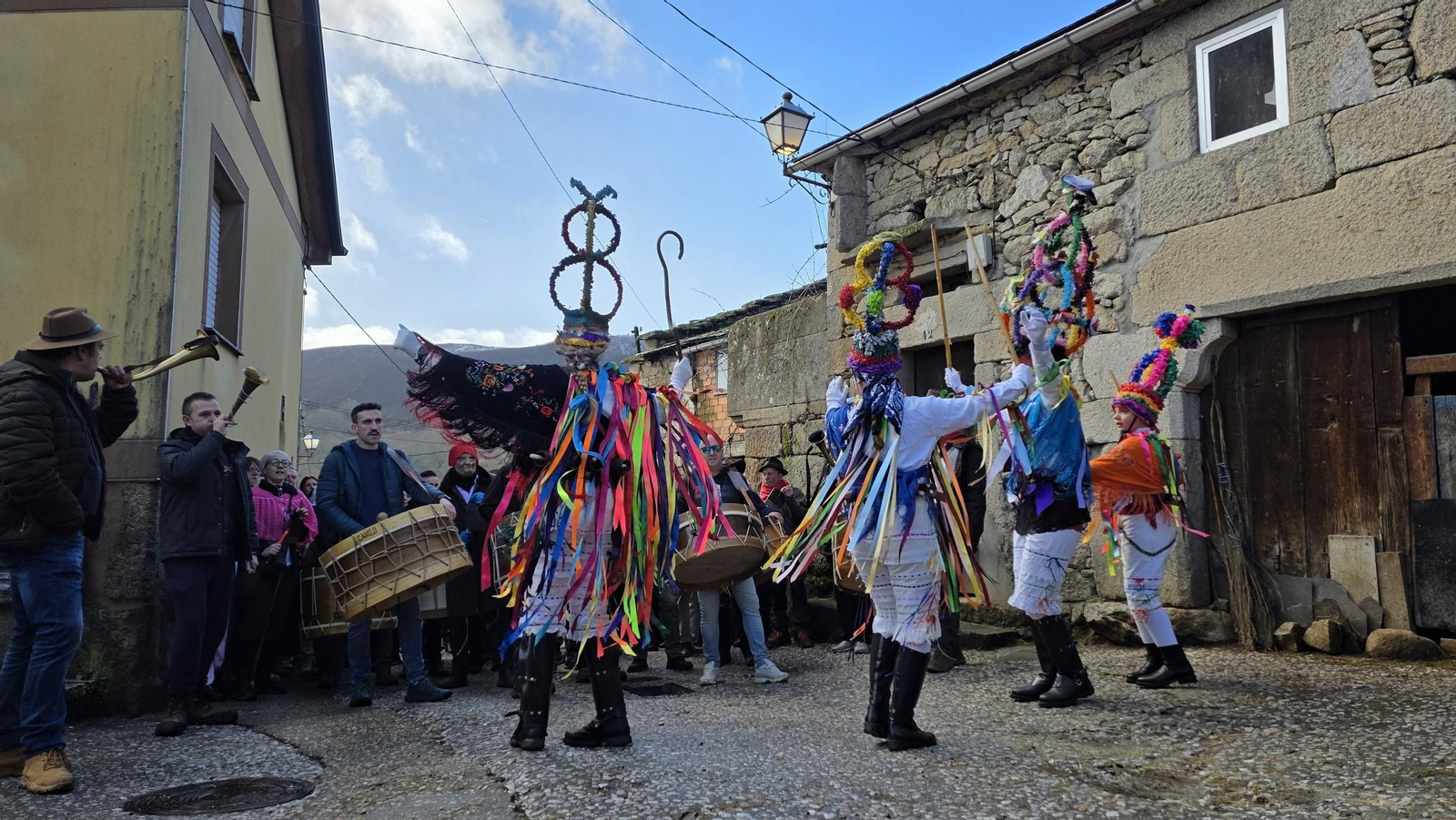 Galería | Los Palleirós llegan a Manzaneda con el inicio del Entroido