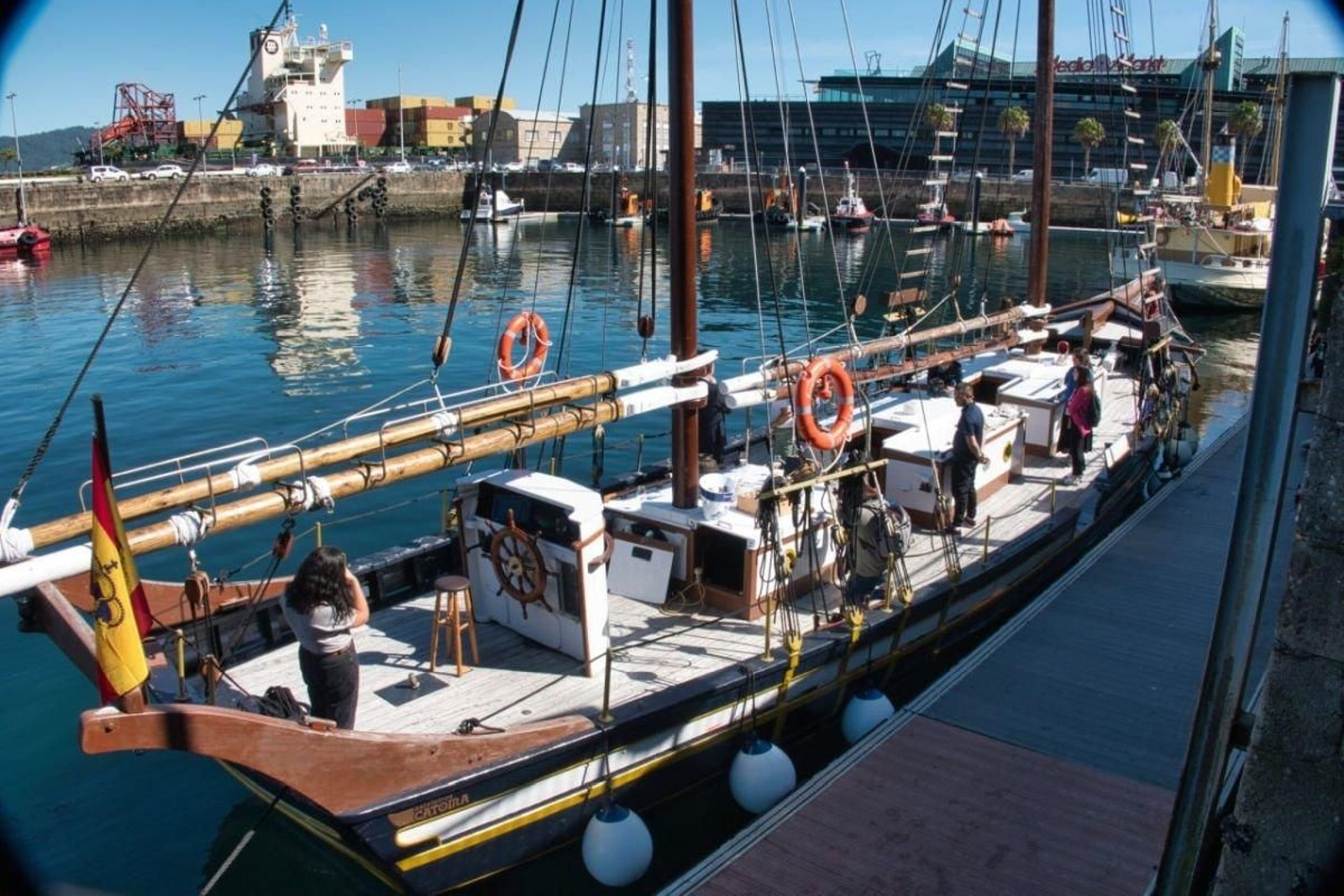 La goleta “Evangelina”, con su tripulación, ayer frente a Portocultura, en el interior de la dársena de O Berbés.
