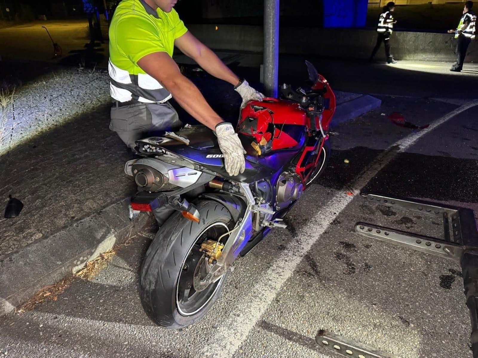 La moto accidentada en el aeropuerto de Peinador.
