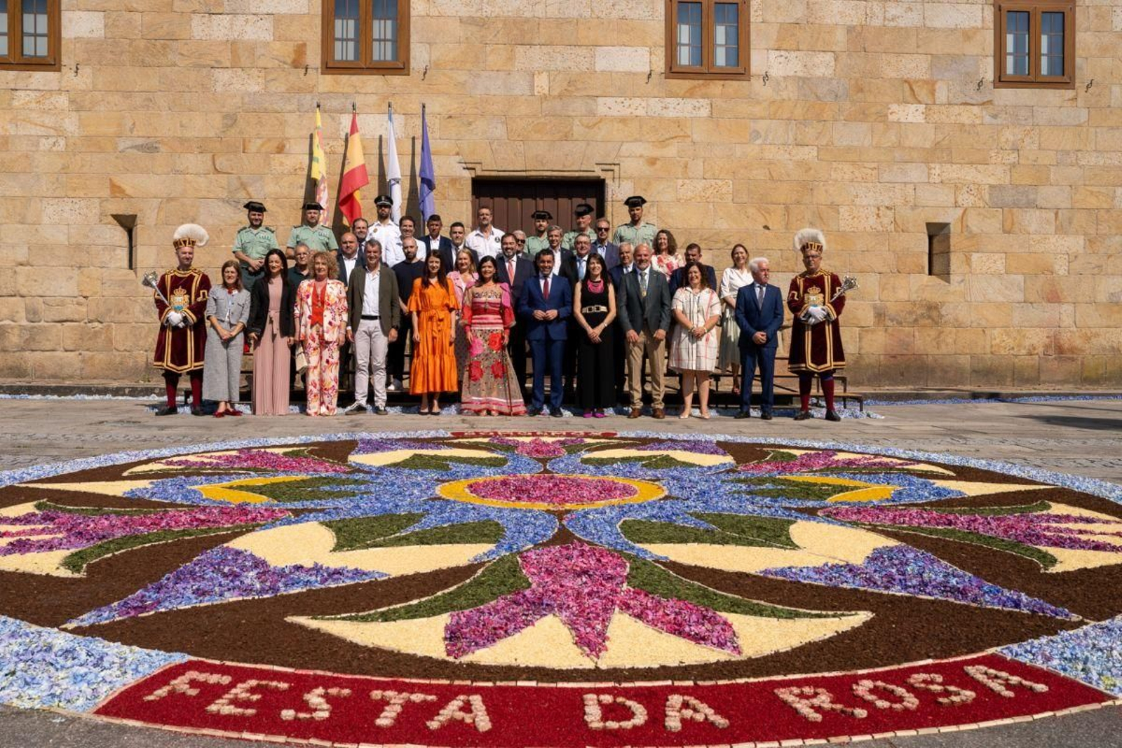 Alcaldesa, invitados de la Xunta y Diputación, y Valedores da Rosa, ante la alfombra  floral de Ponteareas.