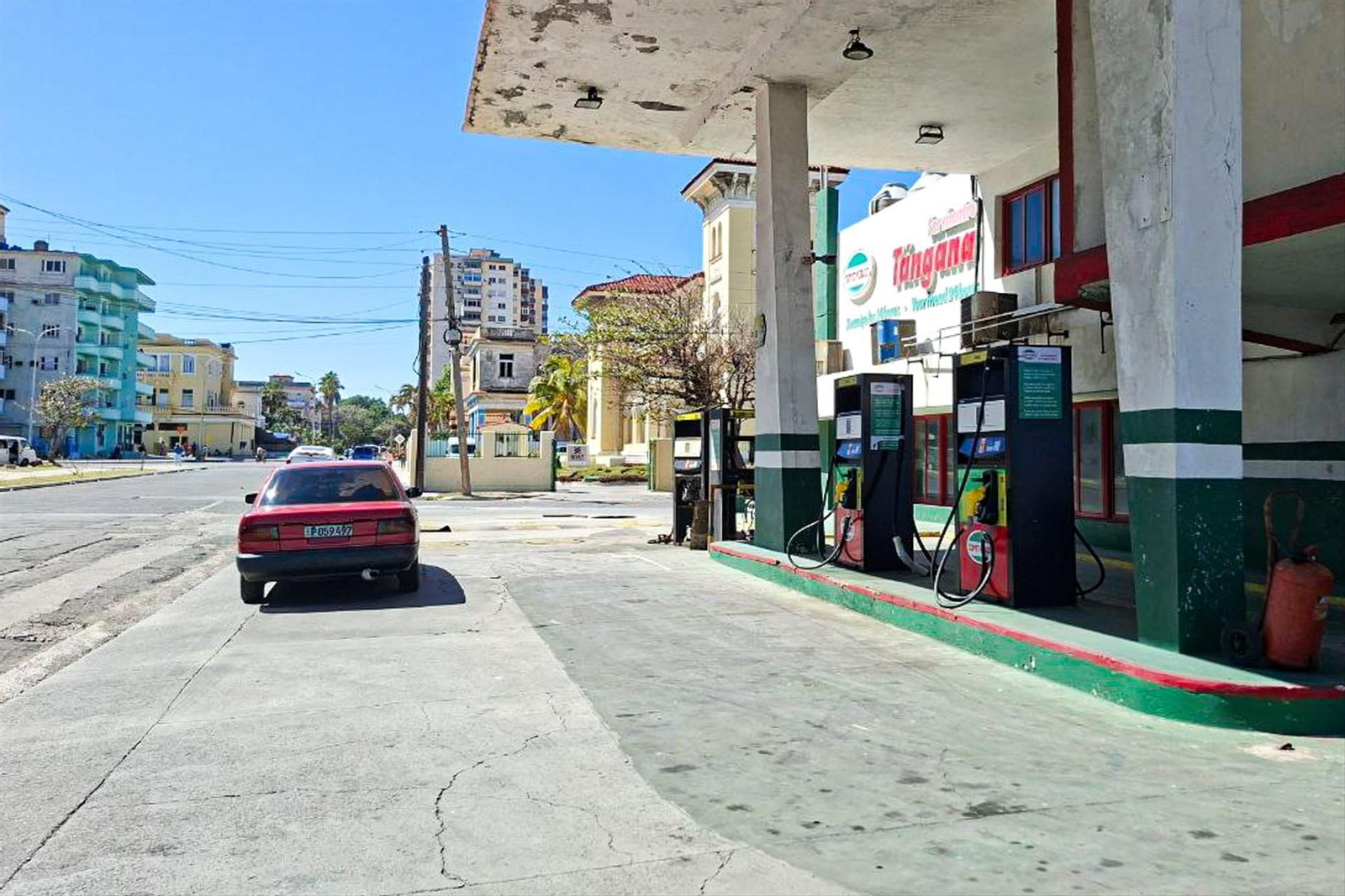 Un coche en Cuba cerca de una gasolinera.