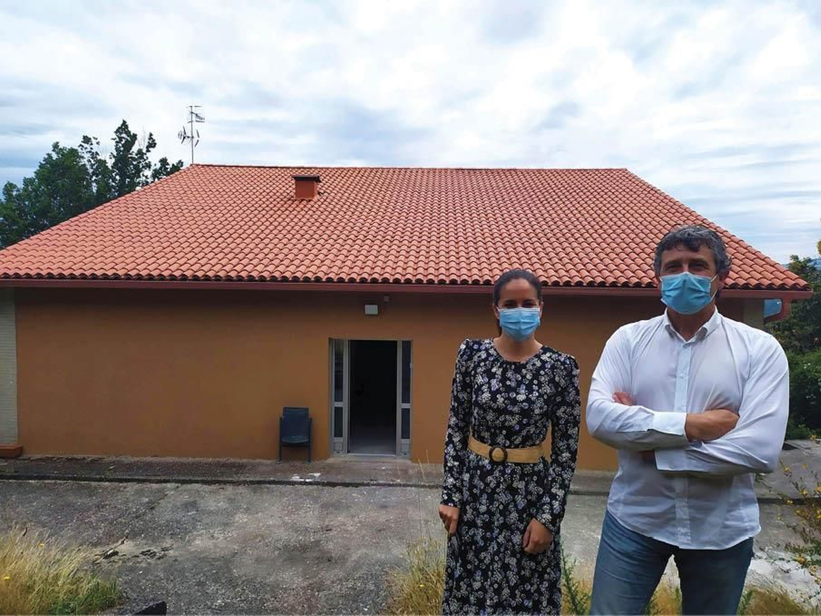 Sandra Feijóo y Antonio Puga en la visita al albergue ubicado en la carretera de Vilanova. (L.F.)