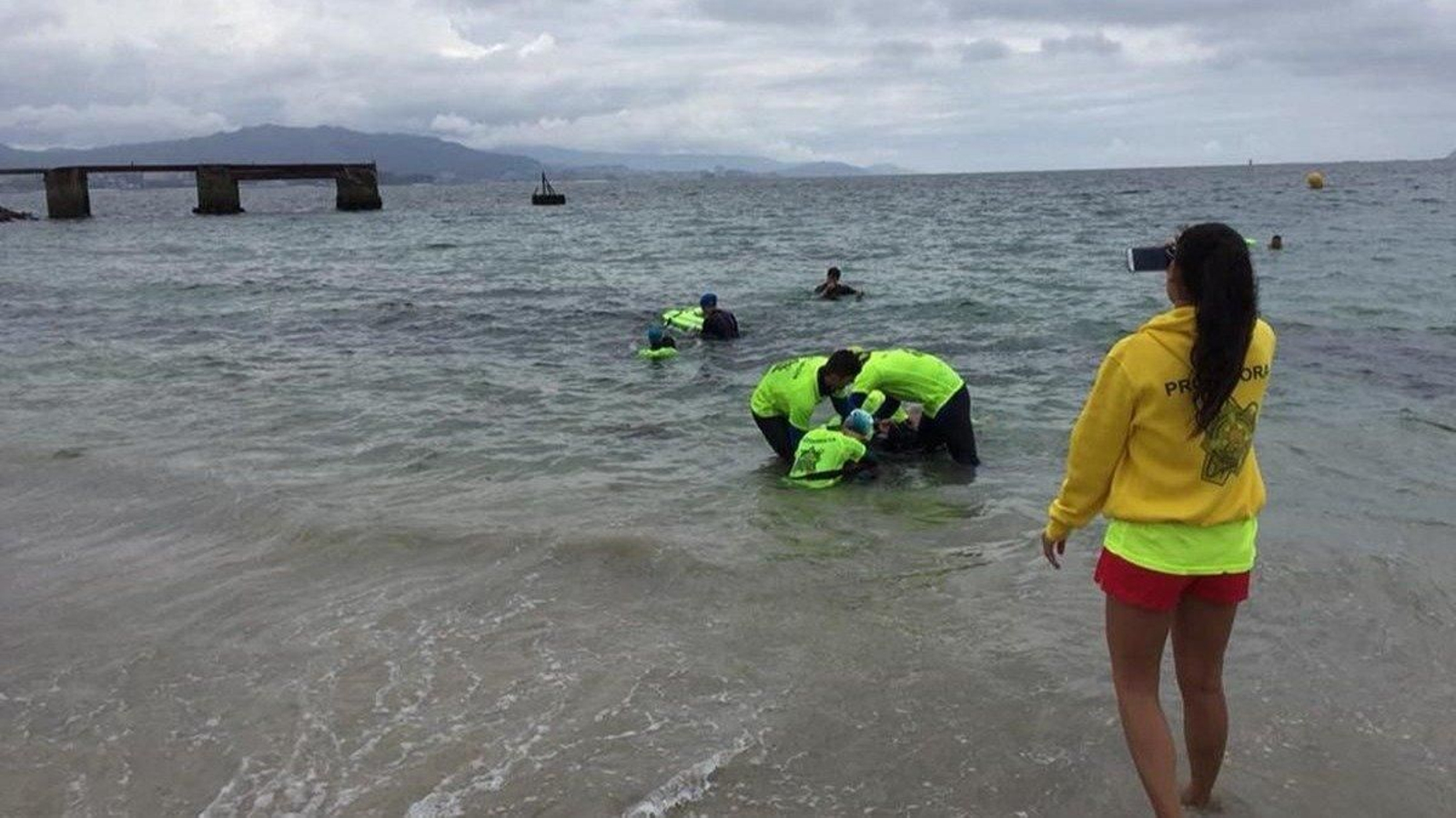 Socorristas trabajando en una playa de Cangas durante el verano.