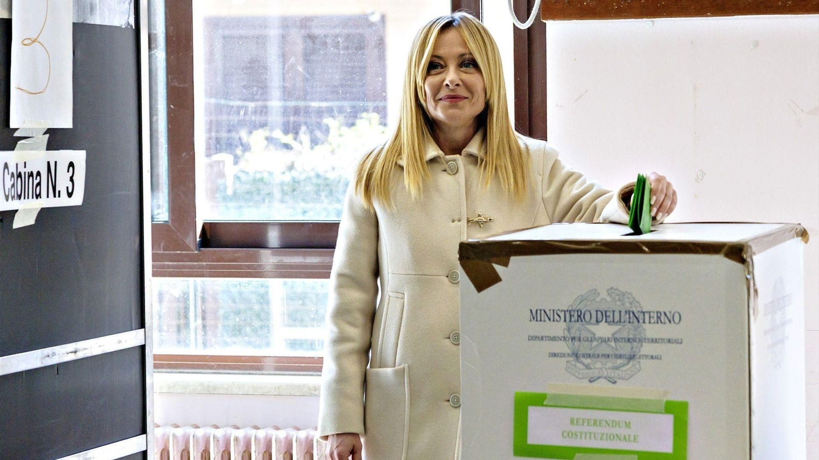 La Primera Ministra Giorgia Meloni vota en el referéndum constitucional sobre la justicia.