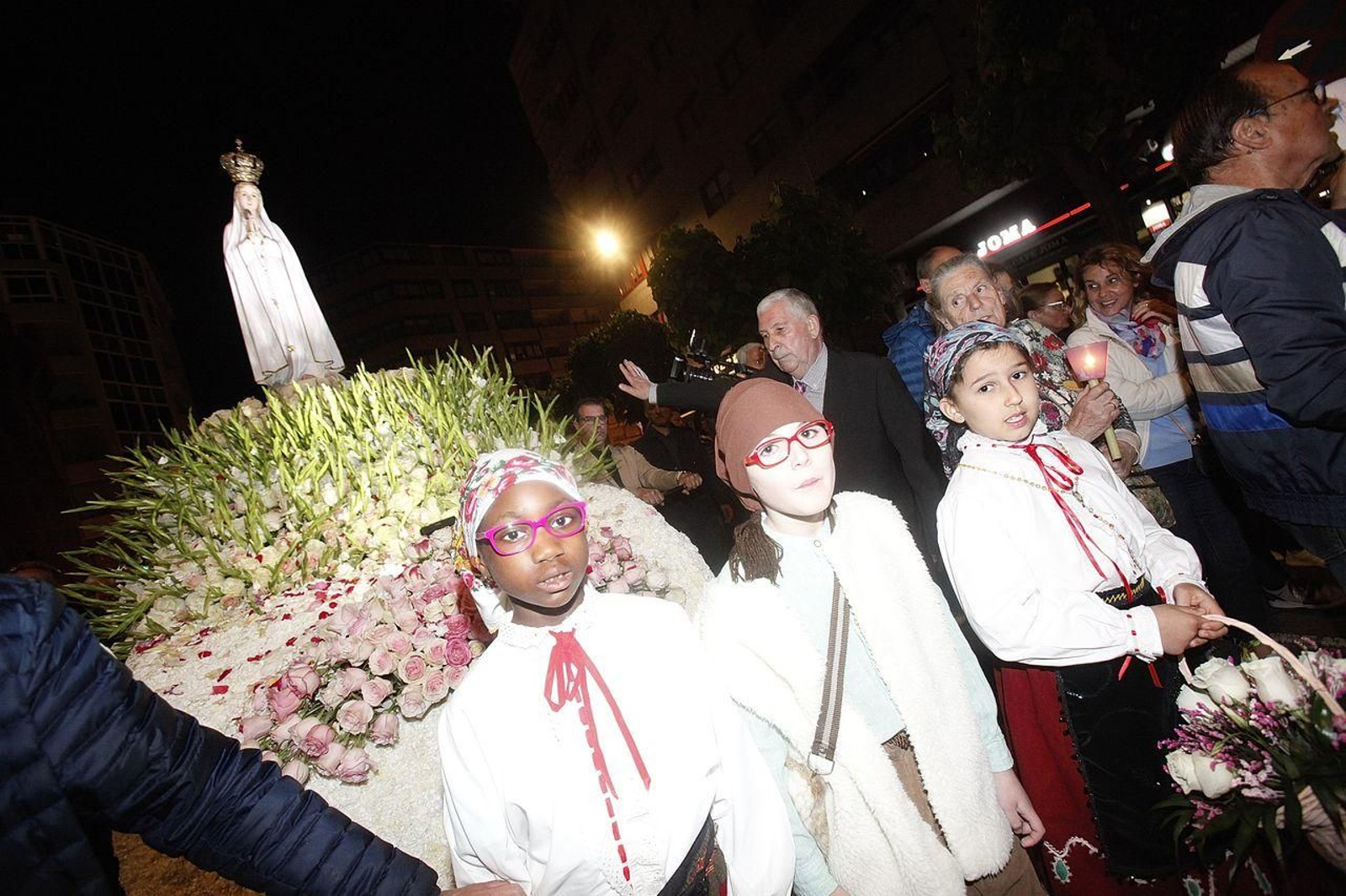 Niños acompañando la Procesión de la Virgen de Fátima