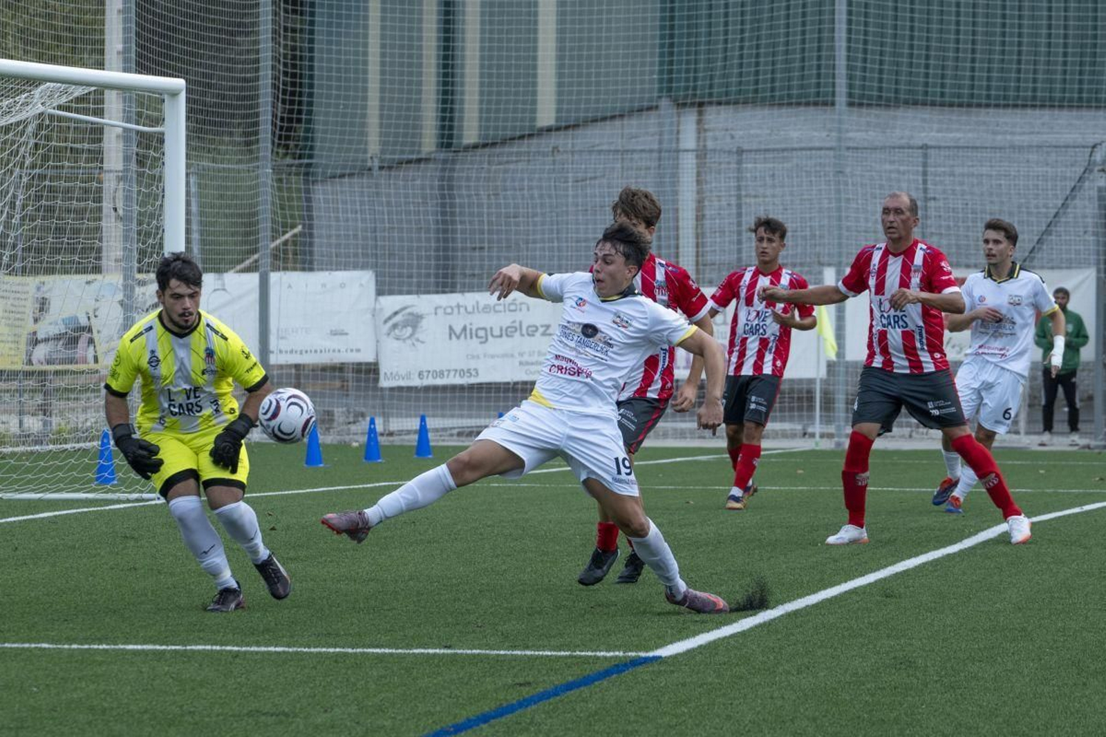 Íker Gómez, delantero del Atlético Arnoia, en el encuentro contra el Juvenil de Ponteareas en A Queixeira.