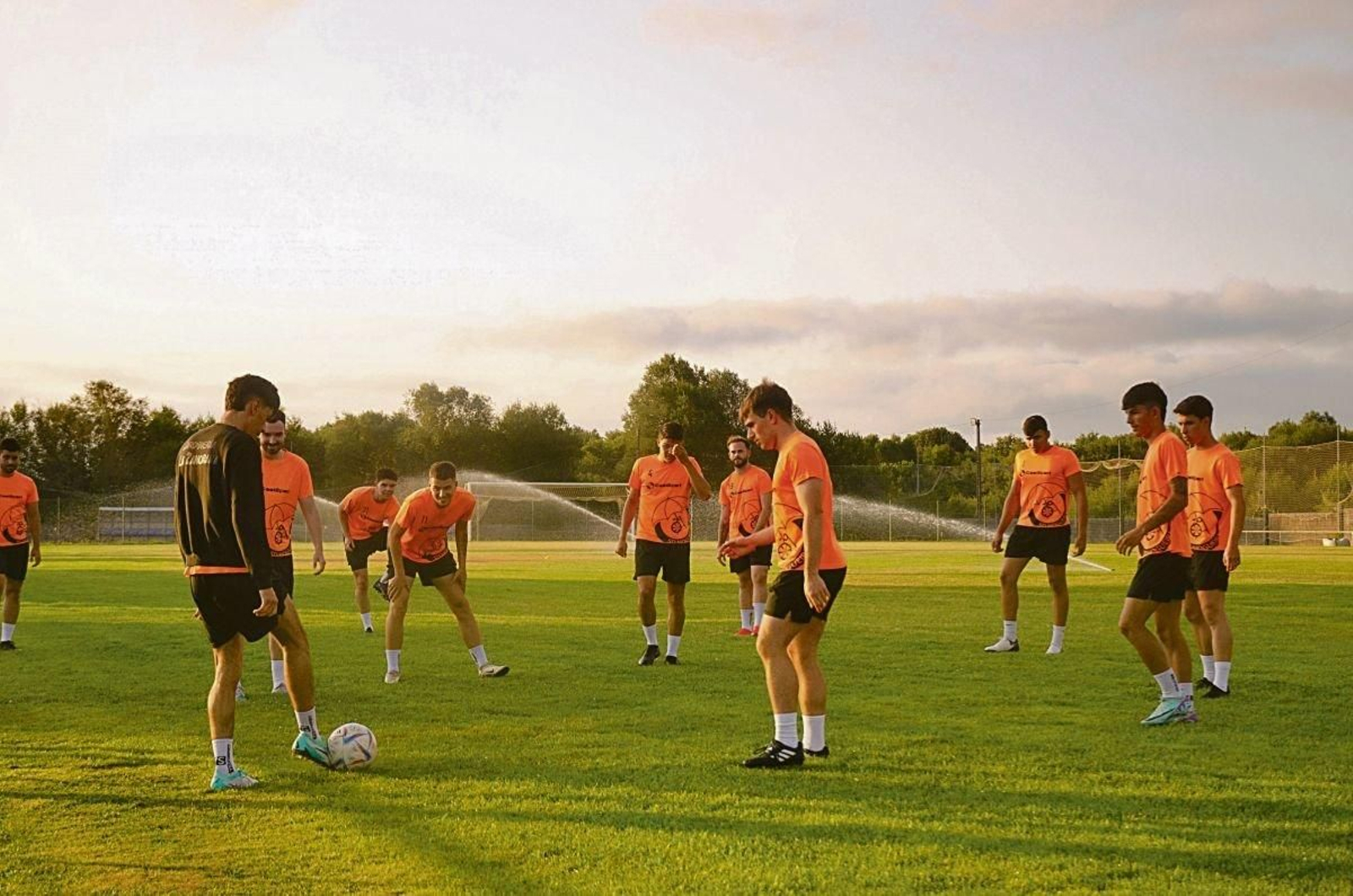 El Nogueira, en su campo de A Tella,  fue uno de los primeros en dar por finalizada las vacaciones (Foto: Lucía Otero).