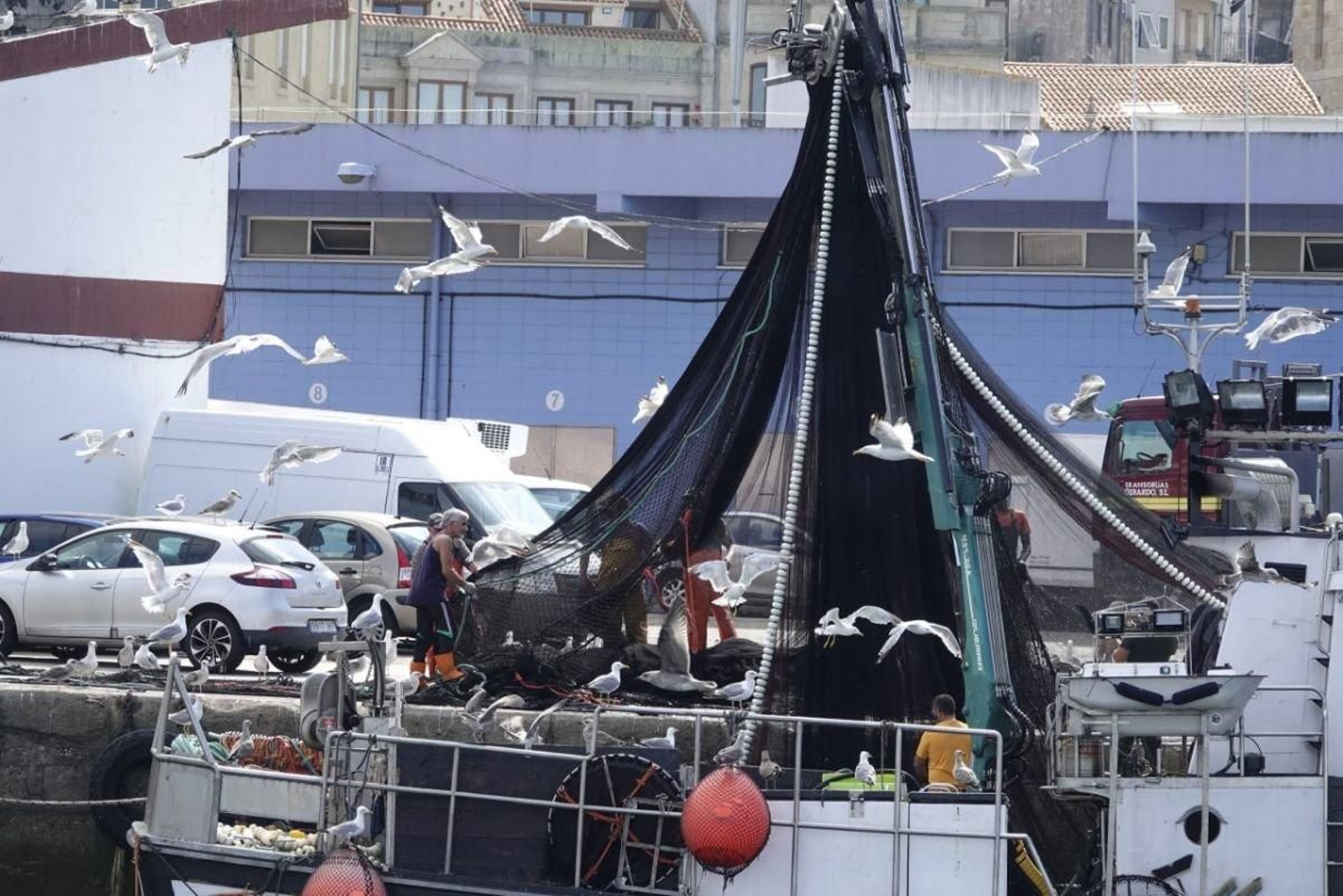 Pescadores descargando sus capturas en el muelle de O Berbés.