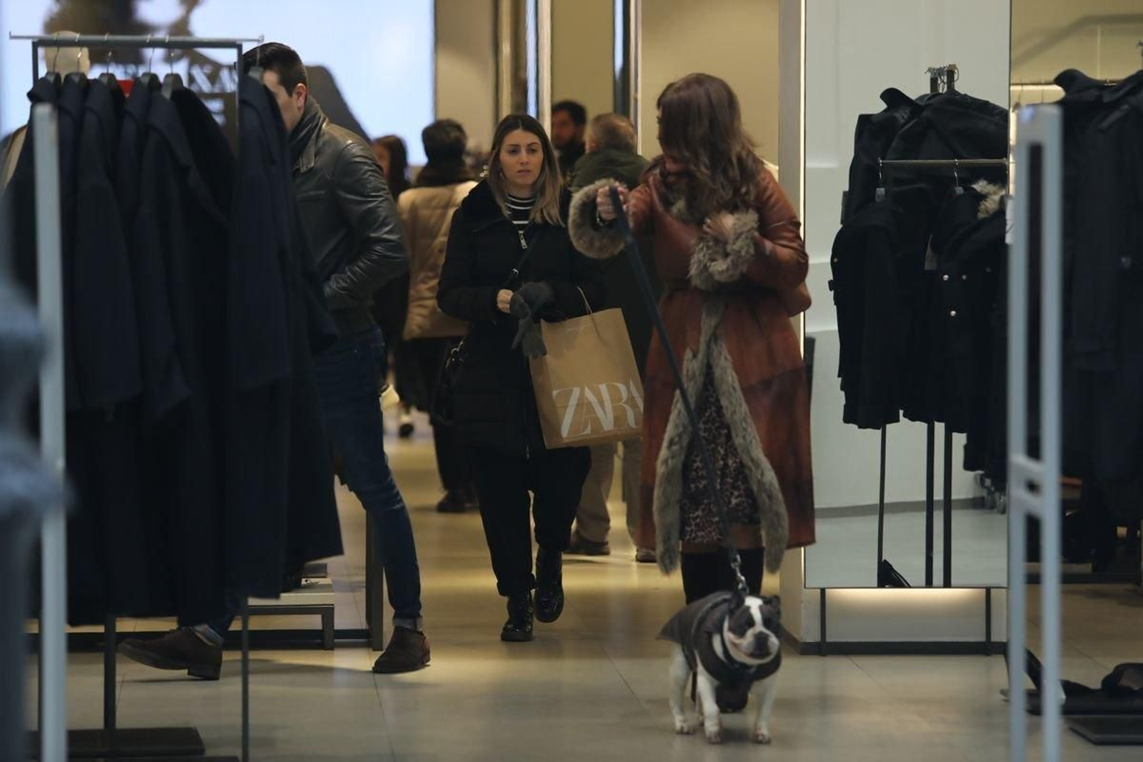OURENSE 12/01/2020.- Domingo de rebajas. José Paz