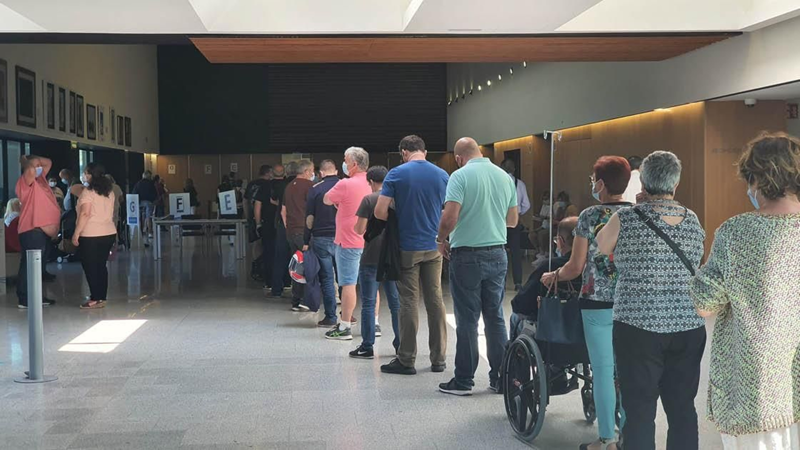El Hospital Álvaro Cunqueiro está vacunando estos días a unas mil personas diarias.