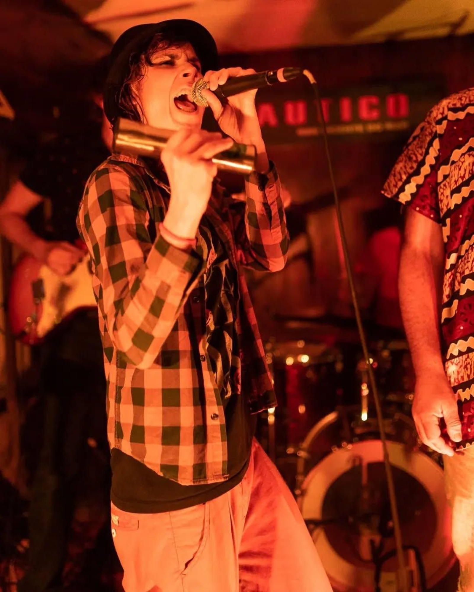 Foto de Seila en un concierto con Phantom Club.