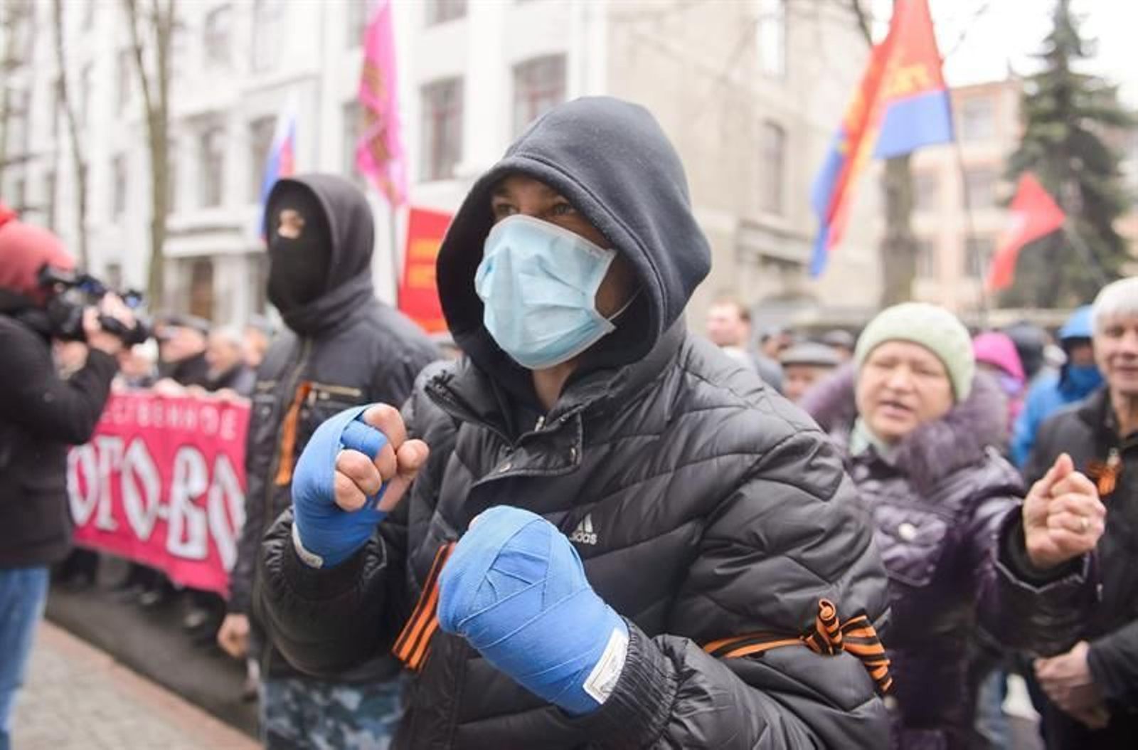 Activistas prorrusos hoy en la localidad ucraniana de Kharkhiv. (EFE)