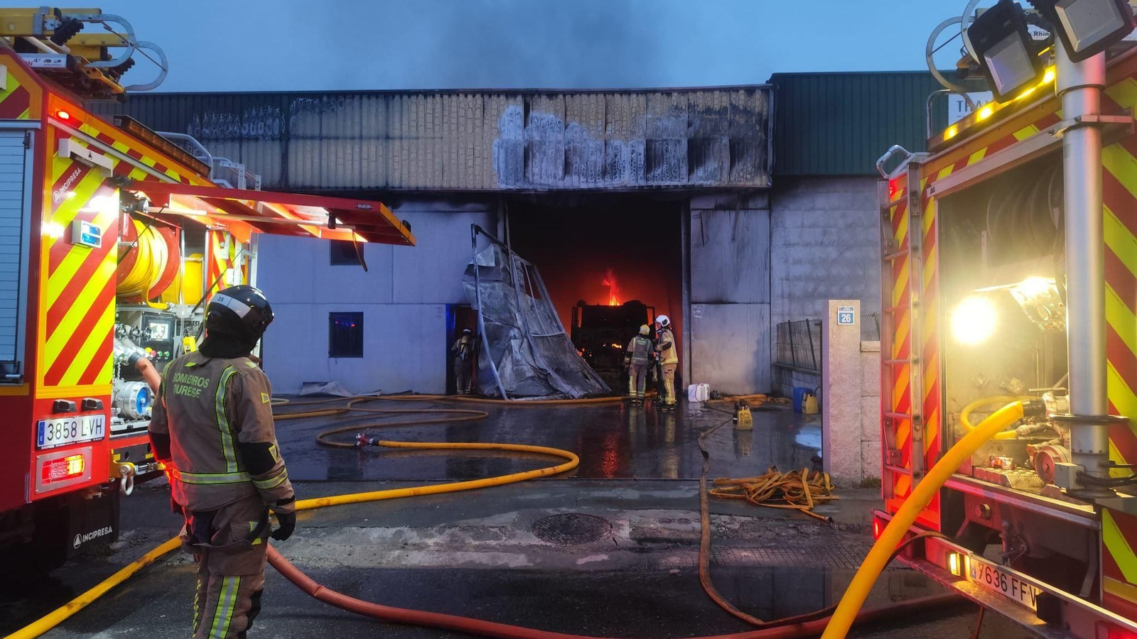 La nave industrial del polígono de San Cibrao das Viñas totalmente calcinada.