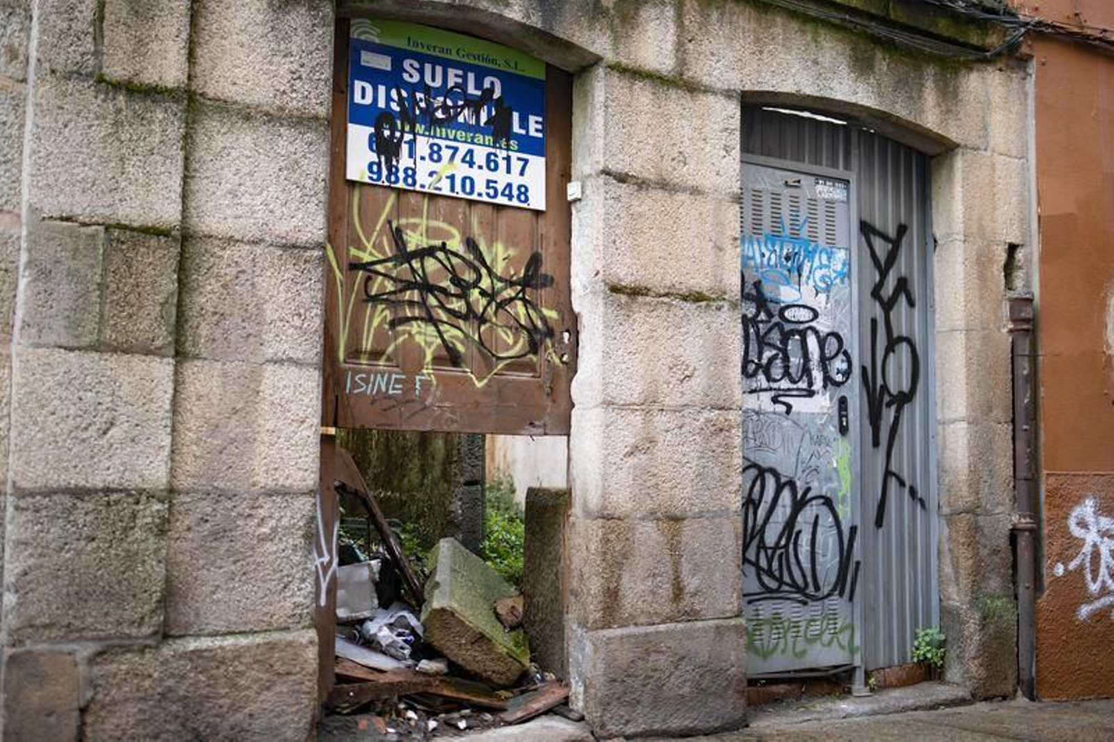 El solar de Hernán Cortés, número 18, que exigen cerrar. (Foto: Xesús Fariñas)
