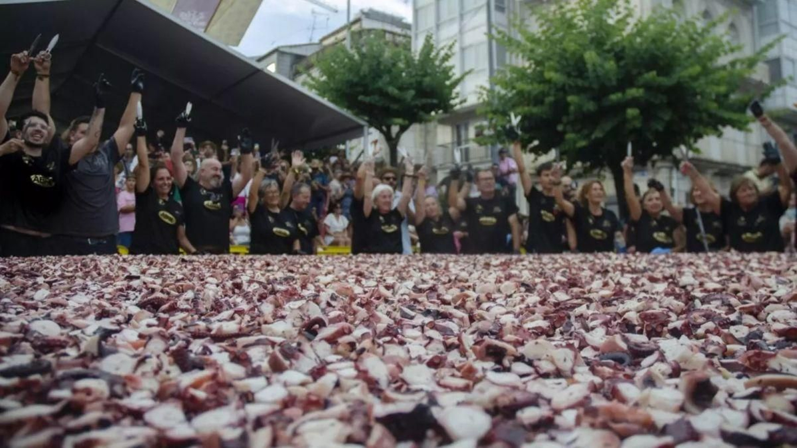 A tapa de pulpo preparada o ano pasado no Carballiño, con 600 quilos de pulpo.