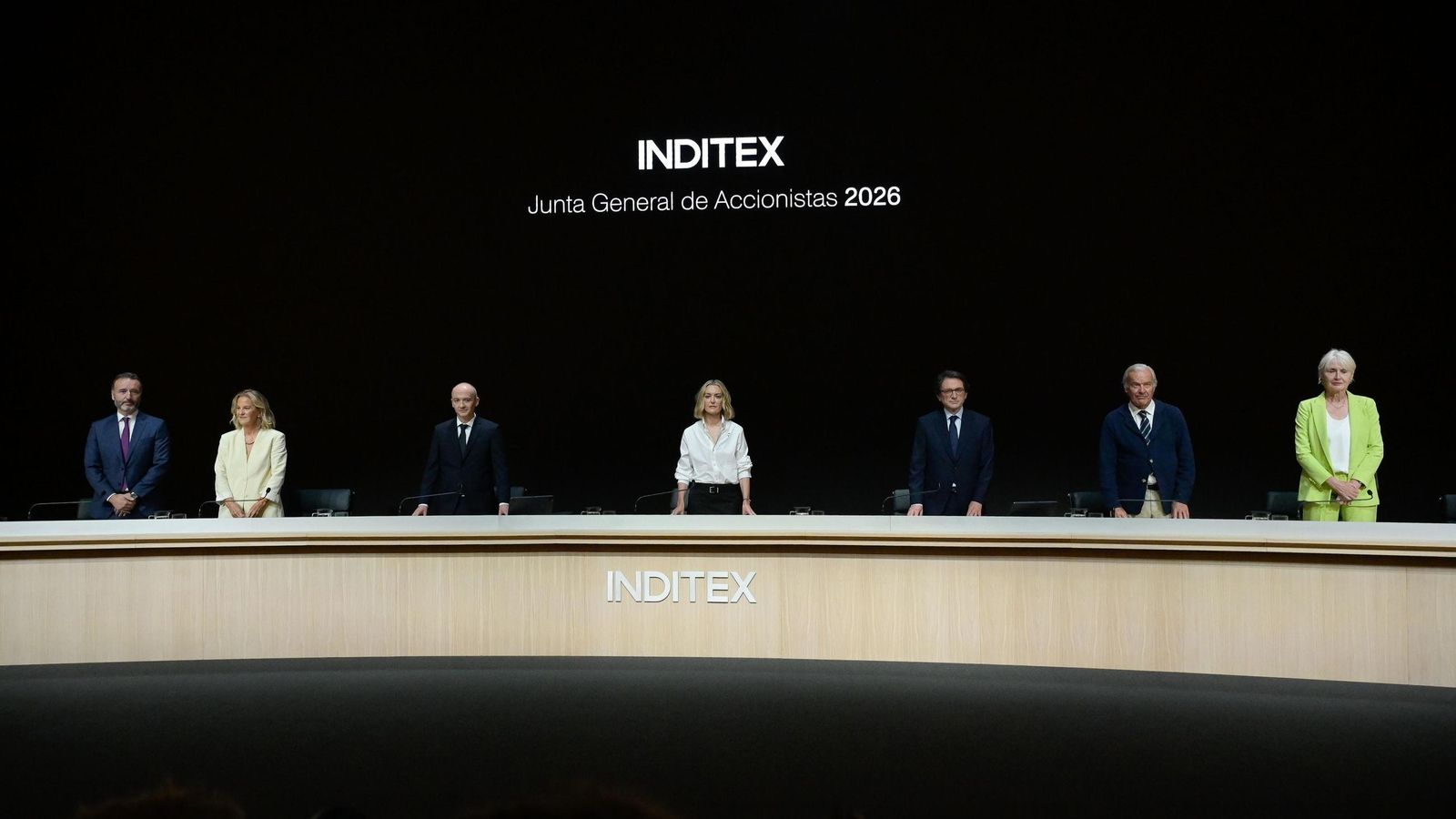 La presidenta no ejecutiva de Inditex, Marta Ortega (c), el secretario del consejo, Javier Monteoliva Díaz (3d), y el consejero delegado de Inditex, Óscar García Maceiras (3i), durante la celebración de la Junta General Ordinaria de Accionistas del grupo Inditex,