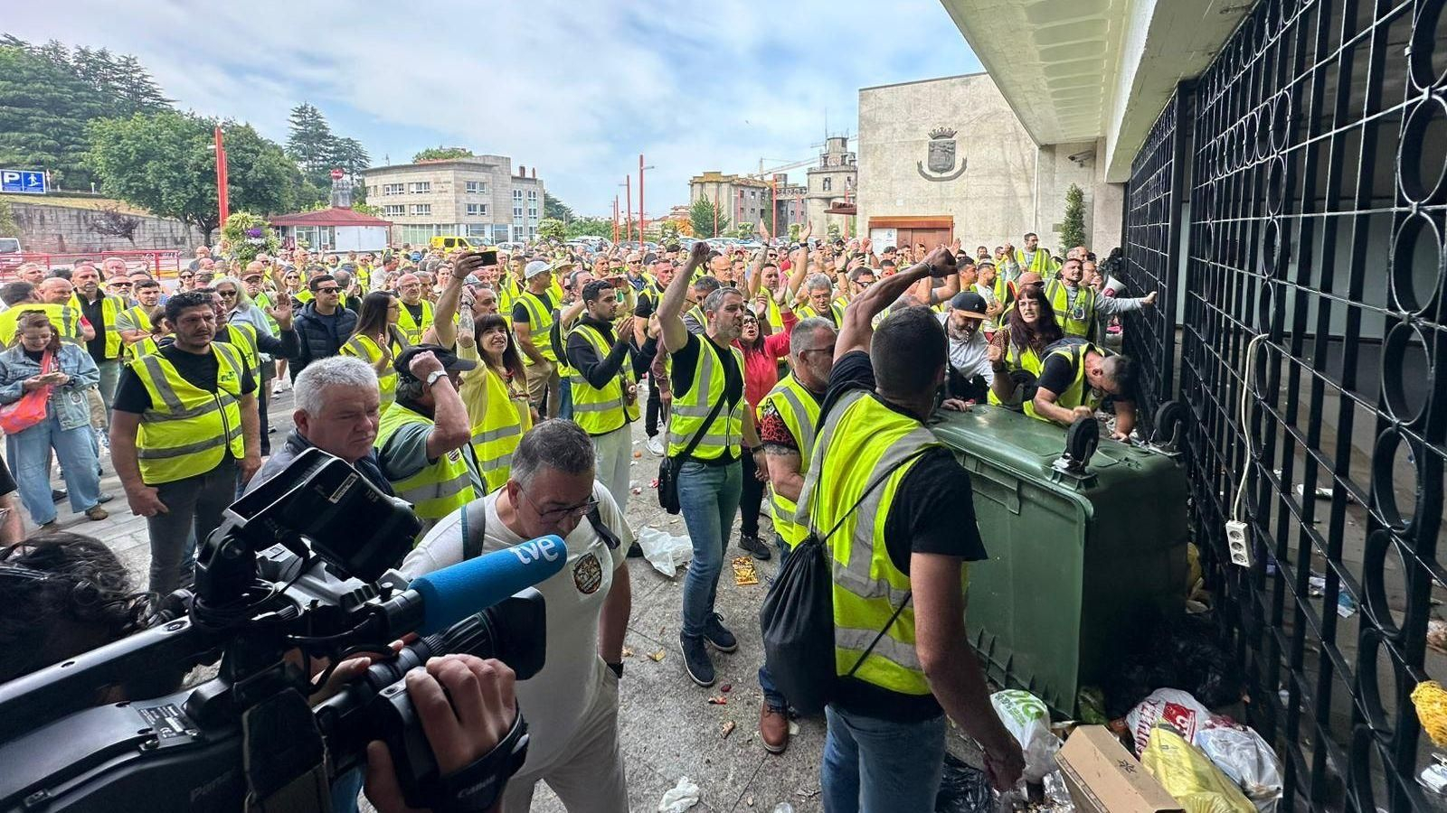 Las protestas de los trabajadores, frente al Concello este lunes.