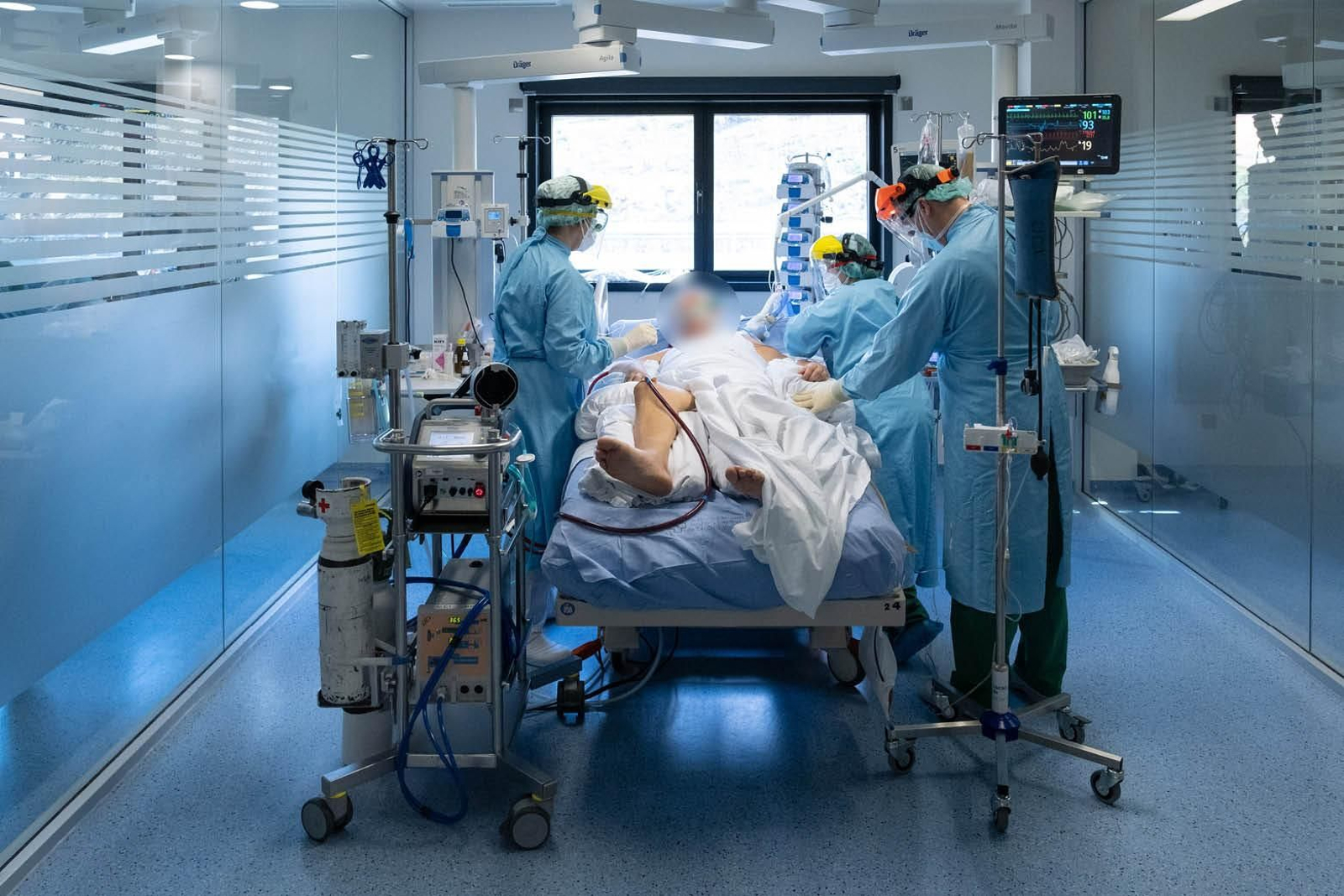 La UCI del Álvaro Cunqueiro contaba ayer con 12 enfermos covid.